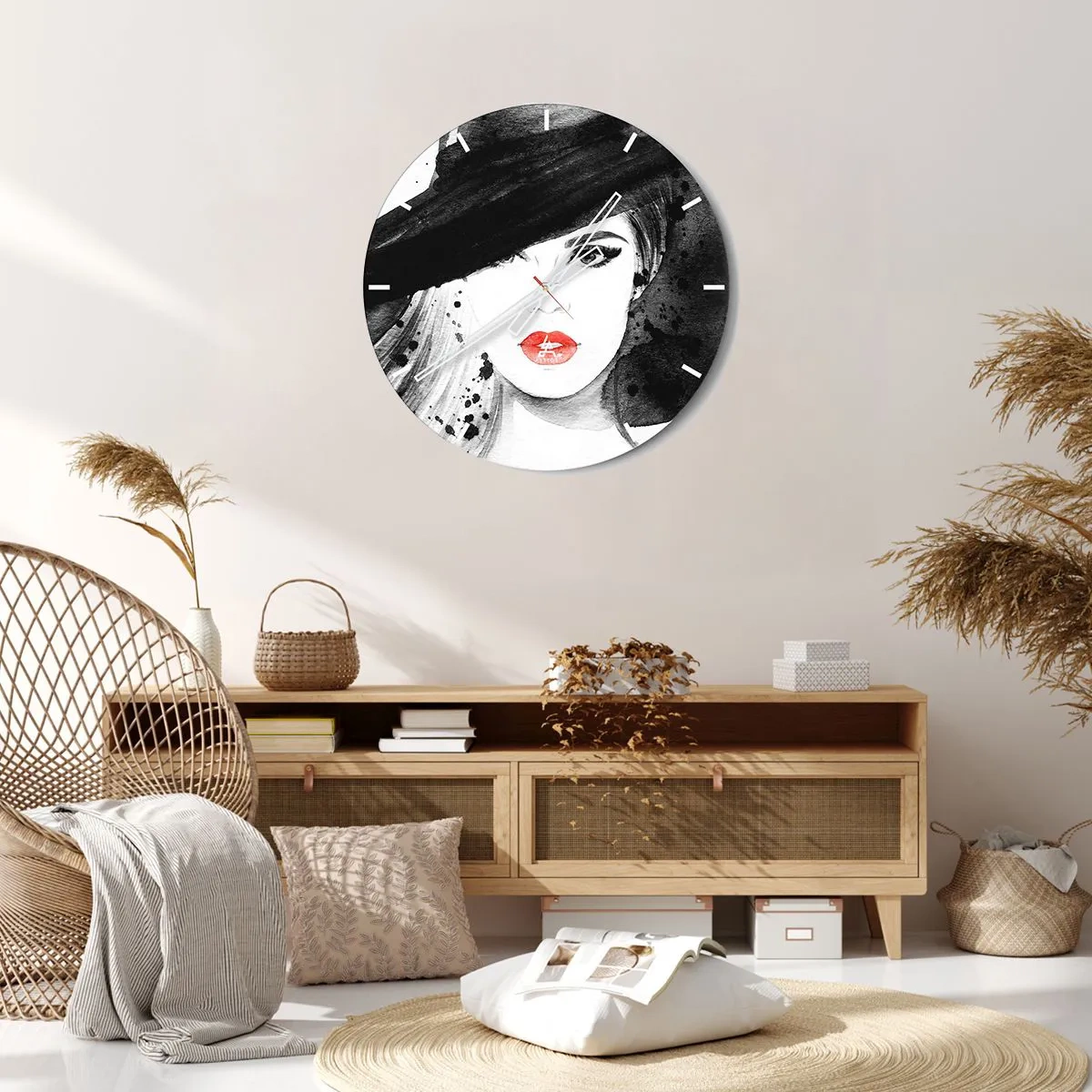 Relógio de parede - Relógio em vidro - Mulher estilosa com chapéu e lábios vermelhos - 30x30cm - Dama de Preto - Decoração de parede moderna para a sala de estar, cozinha e quarto ARTTOR