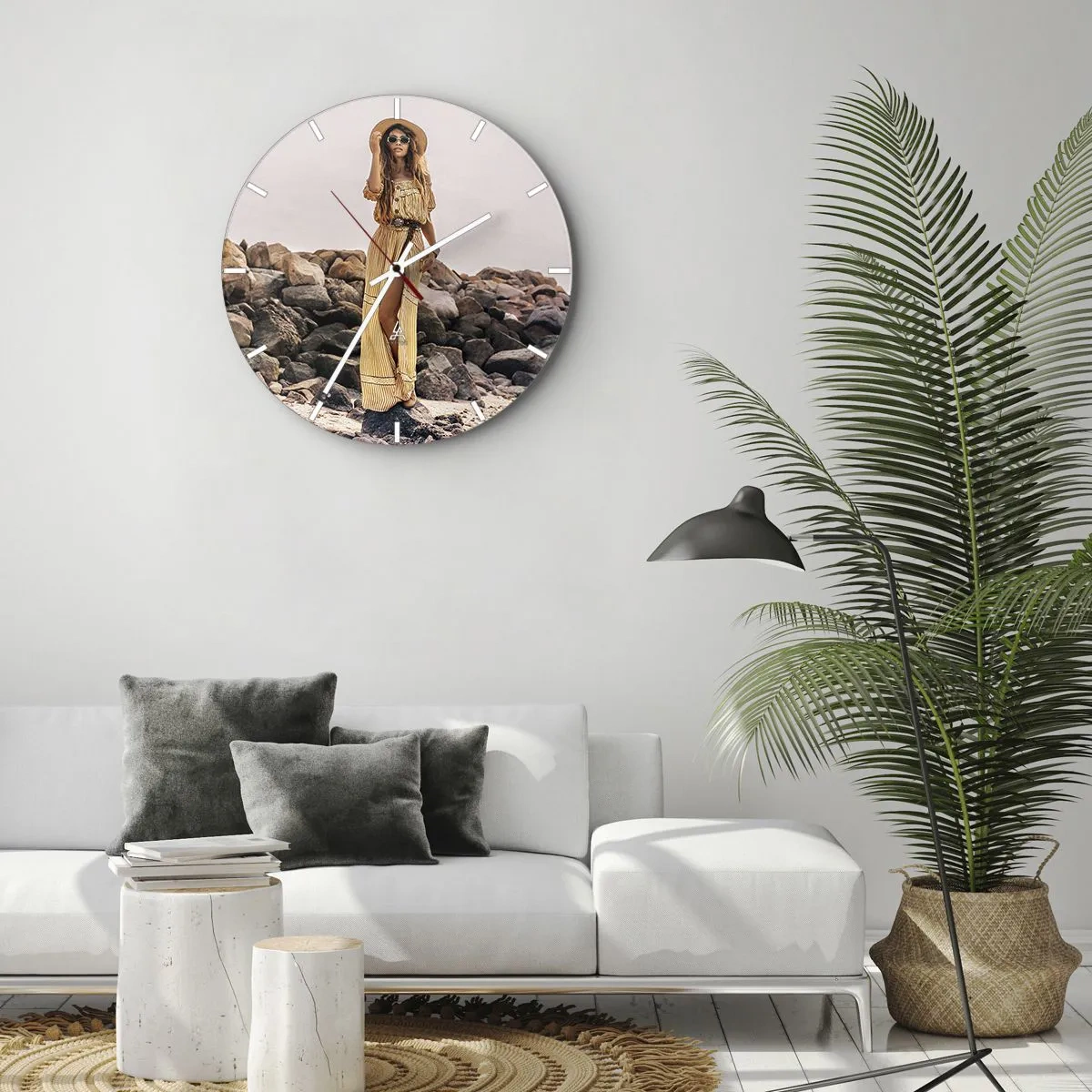 Relógio de parede - Relógio em vidro - Mulher estilosa em um vestido de verão contra um fundo de pedras - 30x30cm - A magia das pedras - Decoração de parede moderna para a sala de estar, cozinha e quarto ARTTOR