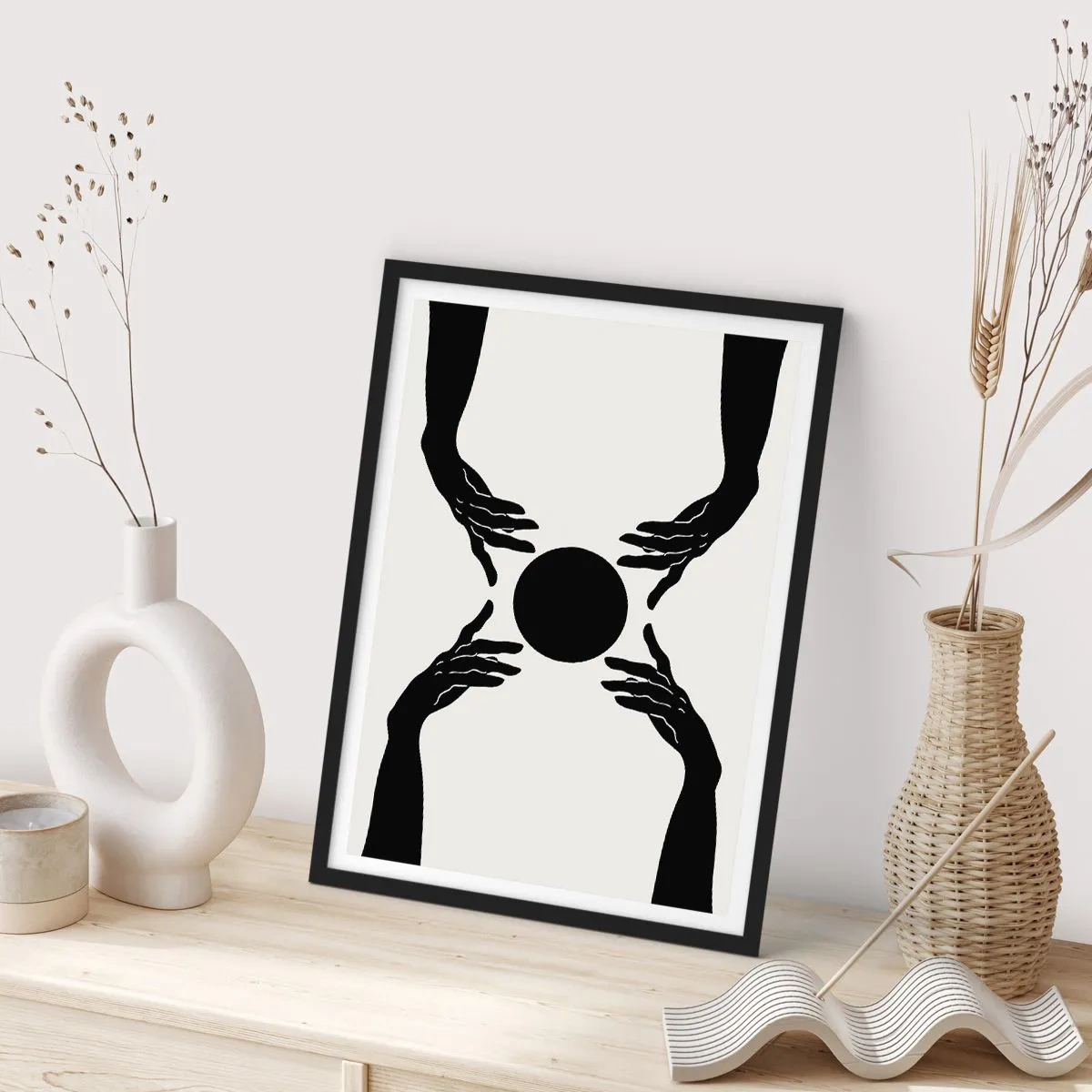 Pôster com moldura preta - Gráfico em preto e branco de uma mão com uma bola - 50x70cm - Sinal secreto - Decoração de parede moderna para a sala de estar e quarto ARTTOR