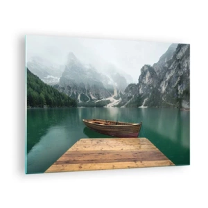 Quadro em vidro - Um barco no cais de um lago em um cenário montanhoso com neblina - 70x50cm - Rochas orgulhosas  - Decoração de parede moderna para a sala de estar e quarto ARTTOR