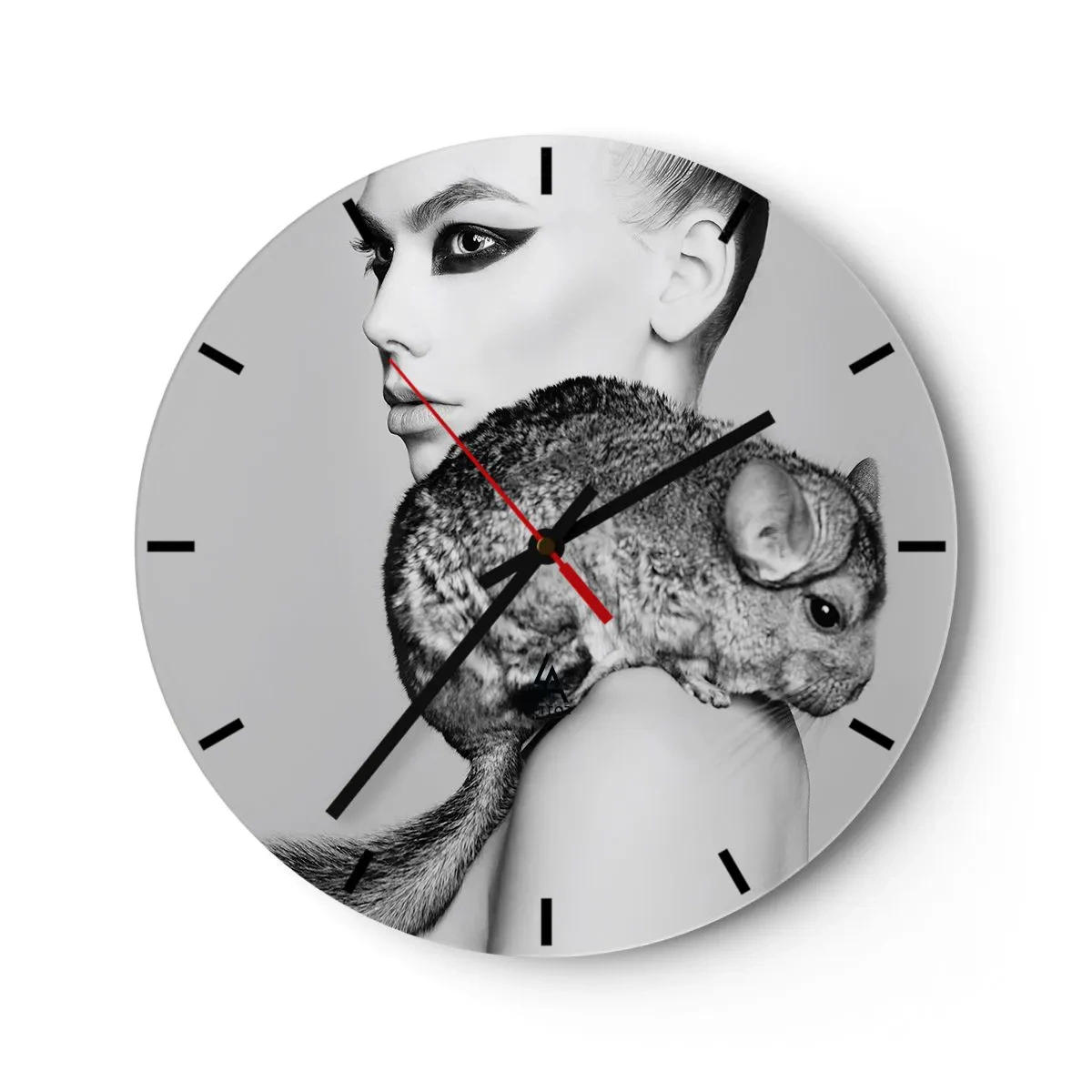Relógio de parede - Relógio em vidro - Retrato de uma mulher com uma chinchila em preto e branco - 30x30cm - A dama com a chinchila - Decoração de parede moderna para a sala de estar, cozinha e quarto ARTTOR