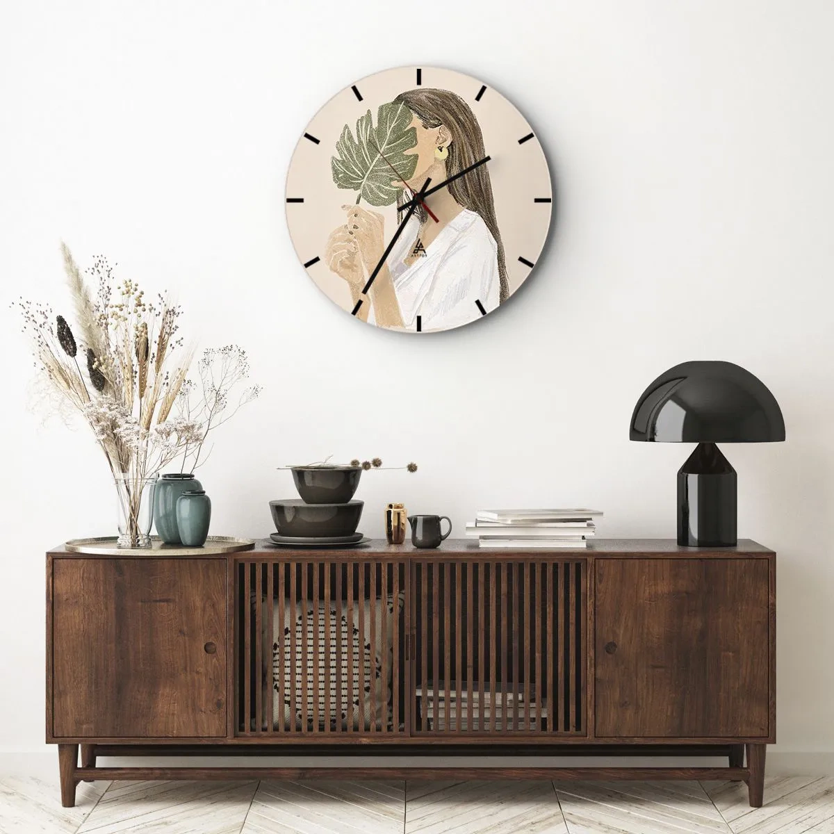 Relógio de parede - Relógio em vidro - Uma silhueta feminina obscurecida por uma folha de monstera contra um fundo claro. - 30x30cm - Retrato misterioso com uma adepta - Decoração de parede moderna para a sala de estar, cozinha e quarto ARTTOR