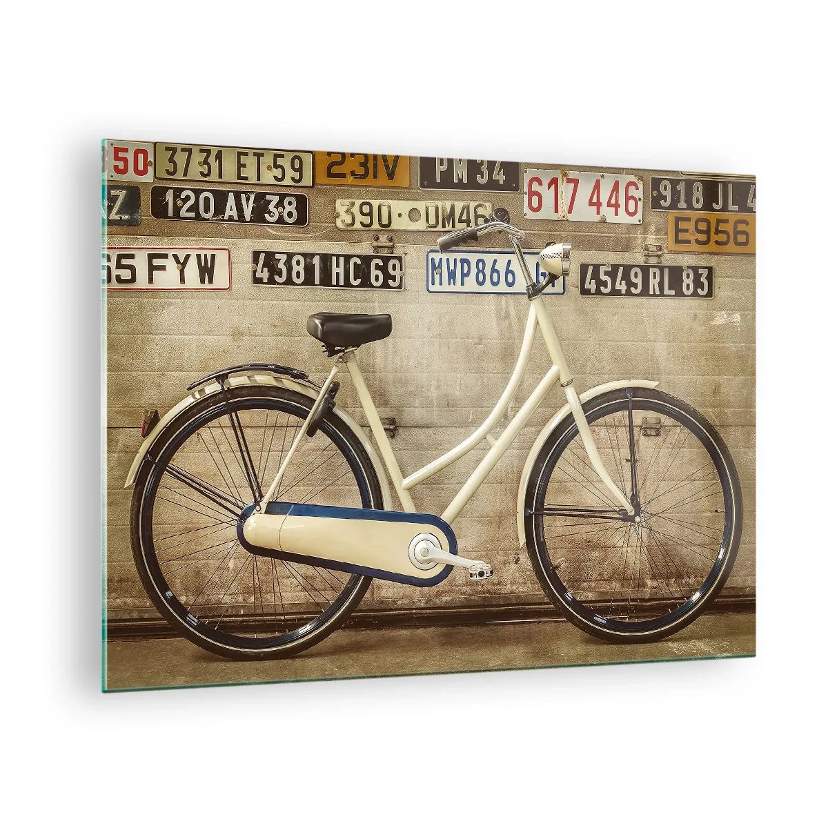 Quadro em vidro - Uma bicicleta velha contra uma parede com placas de veículos - 70x50cm - Sem complexos - Decoração de parede moderna para a sala de estar e quarto ARTTOR