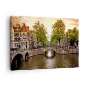 Quadro em tela - Um canal em Amsterdã cercado por casas históricas - 70x50cm - De barco ou bicicleta? - Decoração de parede moderna para a sala de estar e quarto ARTTOR