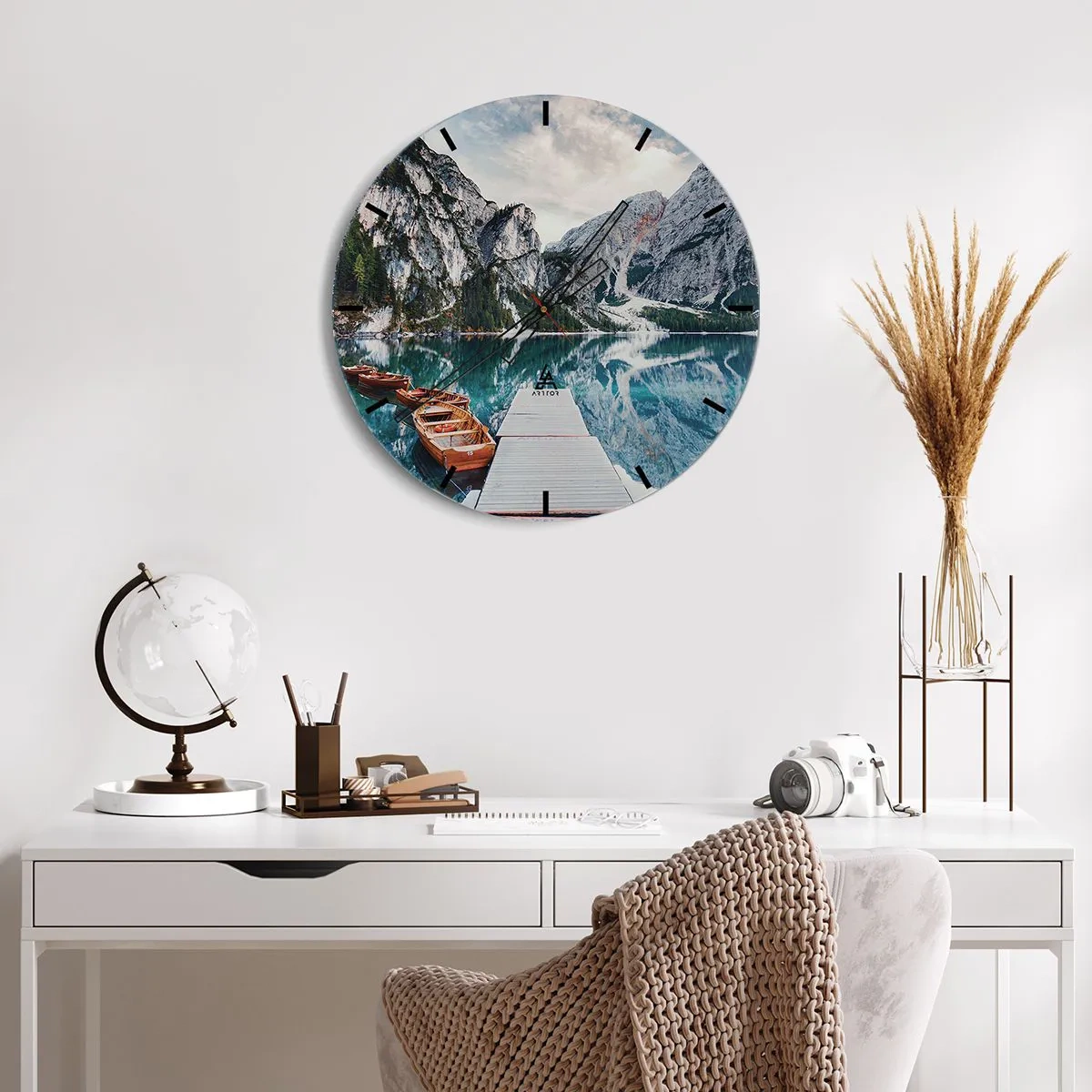 Relógio de parede - Relógio em vidro - Um cais de madeira e barcos com o cenário de um lago de montanha - 30x30cm - Vamos mostrar-lhe a beleza - Decoração de parede moderna para a sala de estar, cozinha e quarto ARTTOR