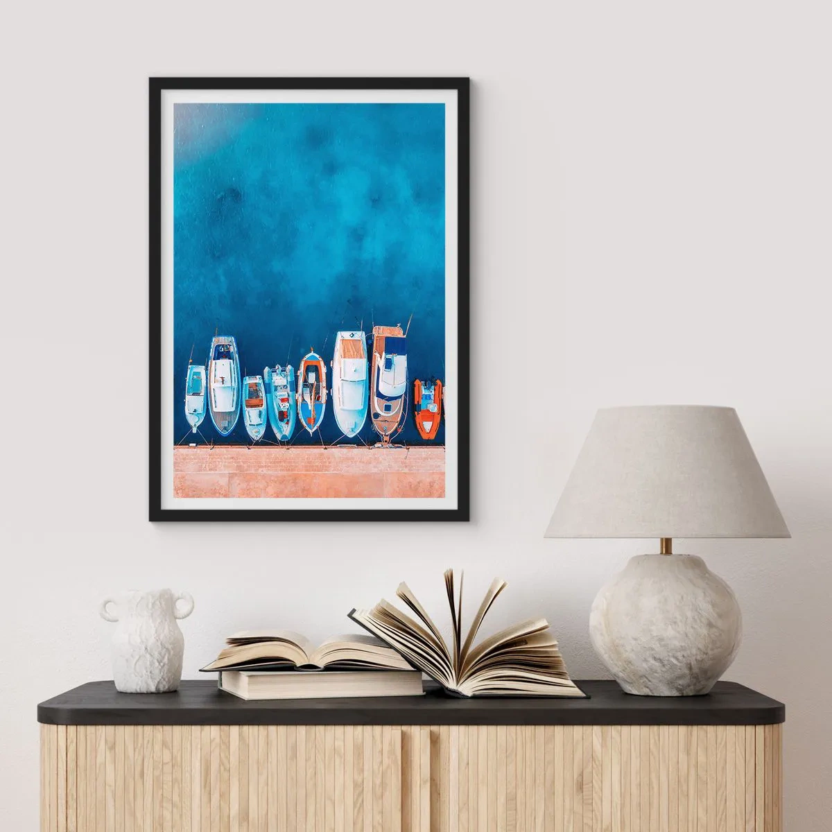 Pôster com moldura preta - Uma vista aérea de barcos atracados em uma baía azul - 50x70cm - Em uma fileira - Decoração de parede moderna para a sala de estar e quarto ARTTOR