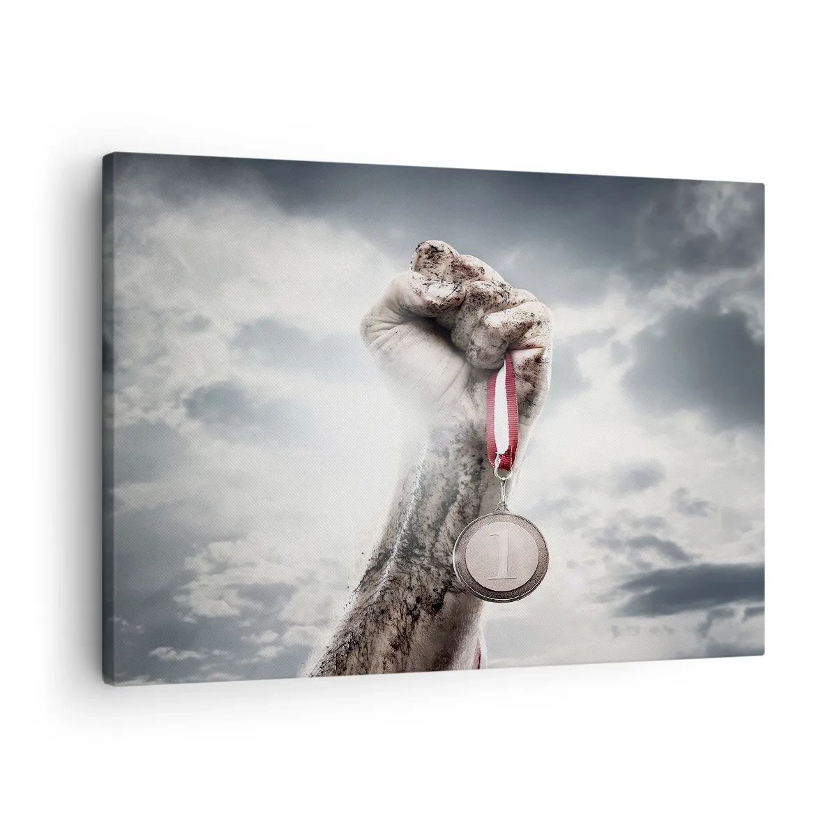 Quadro em tela - Uma mão levantada com uma medalha contra um céu nublado - 70x50cm - Per aspera ad astra - Decoração de parede moderna para a sala de estar e quarto ARTTOR