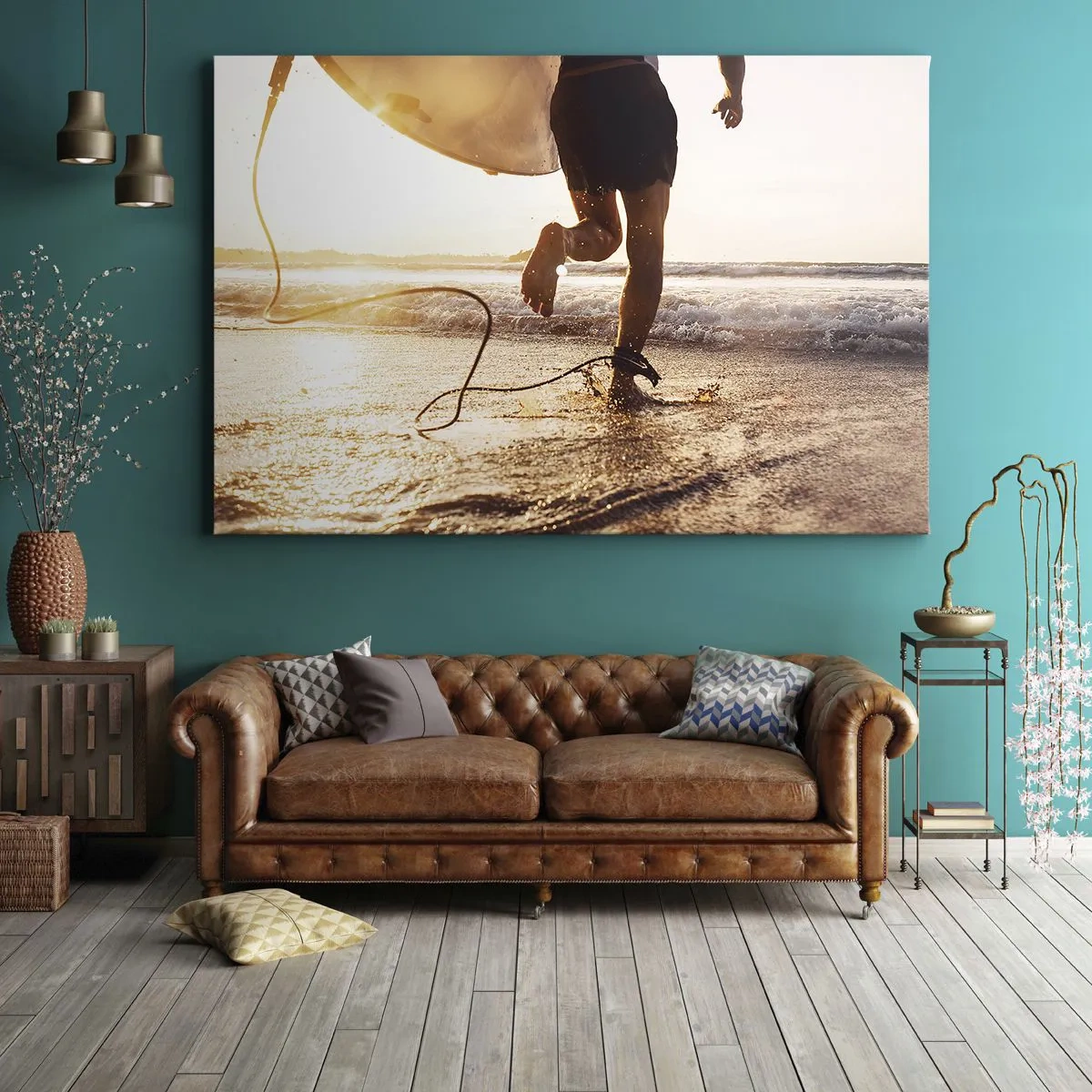 Quadro em tela - Um surfista corre pela praia com sua prancha sob o sol. - 70x50cm - Encontro das ondas - Decoração de parede moderna para a sala de estar e quarto ARTTOR