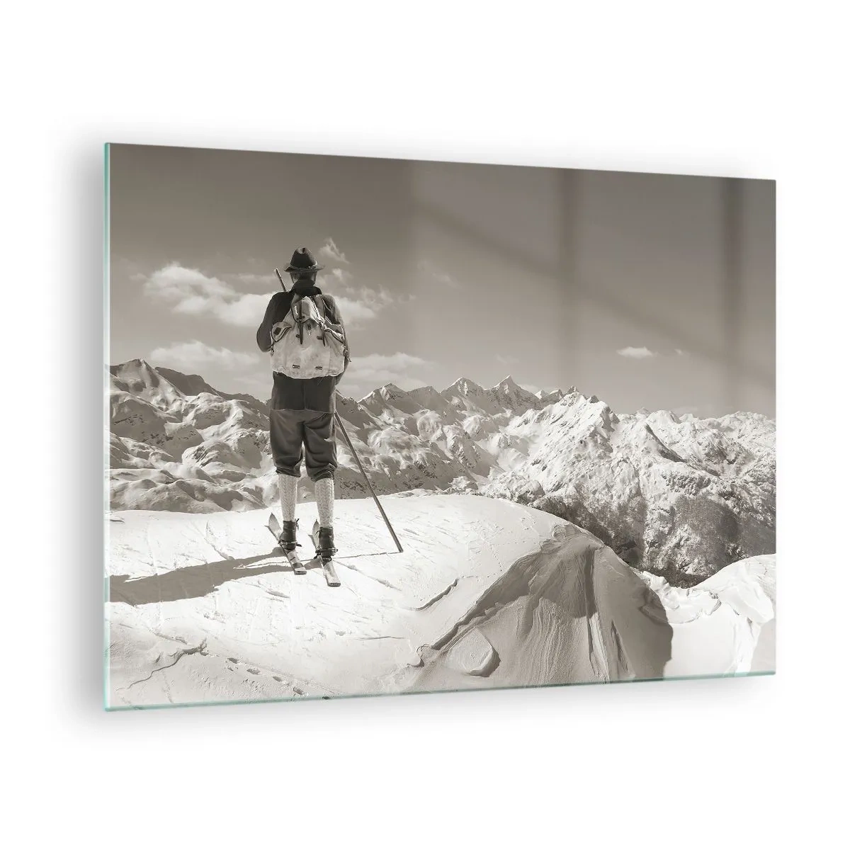 Quadro em vidro - Esquiador no pico de uma montanha em preto e branco - 70x50cm - E as montanhas são as mesmas - Decoração de parede moderna para a sala de estar e quarto ARTTOR