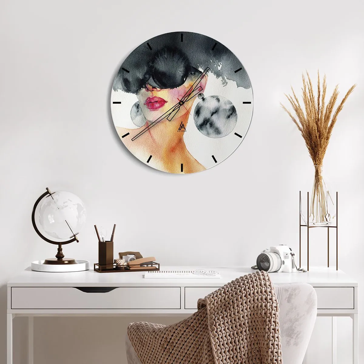 Relógio de parede - Relógio em vidro - Retrato de mulher usando óculos e brincos grandes, aquarela - 30x30cm - O segredo da elegância - Decoração de parede moderna para a sala de estar, cozinha e quarto ARTTOR