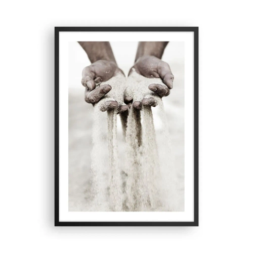 Pôster com moldura preta - Mãos segurando areia, simbolizando a fugacidade e a fragilidade do momento - 50x70cm - Com estas mãos… - Decoração de parede moderna para a sala de estar e quarto ARTTOR