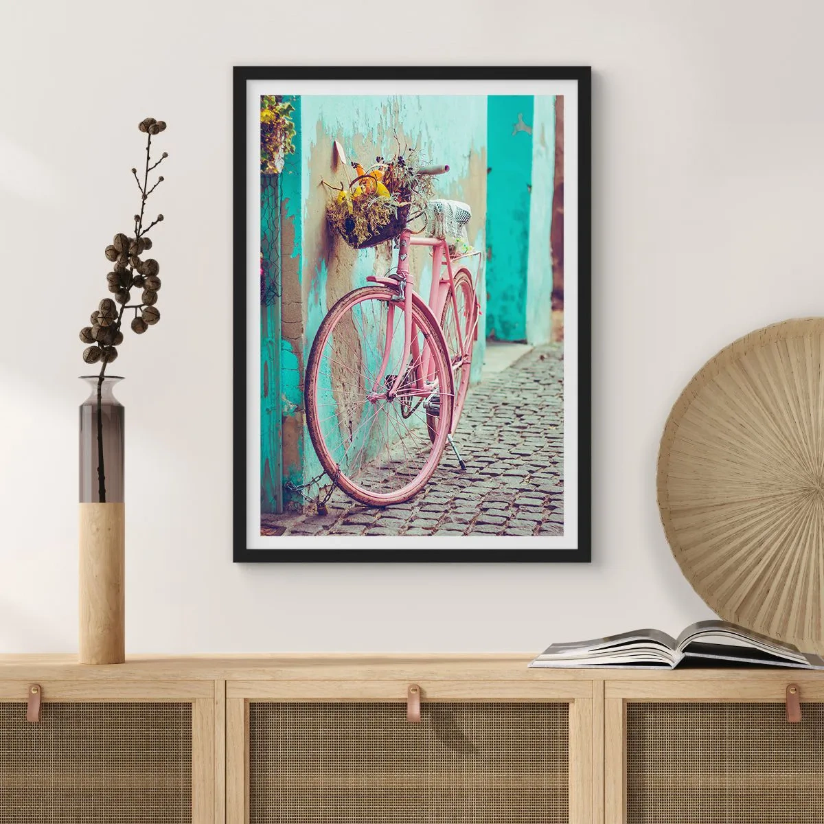 Pôster com moldura preta - Uma bicicleta rosa com uma cesta em uma rua rústica - 50x70cm - Volto logo - Decoração de parede moderna para a sala de estar e quarto ARTTOR
