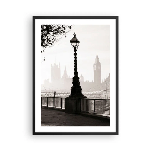 Pôster com moldura preta - Uma fotografia em preto e branco de um farol tendo como pano de fundo pontos turísticos da cidade com neblina. - 50x70cm - Manhã Londrina - Decoração de parede moderna para a sala de estar e quarto ARTTOR