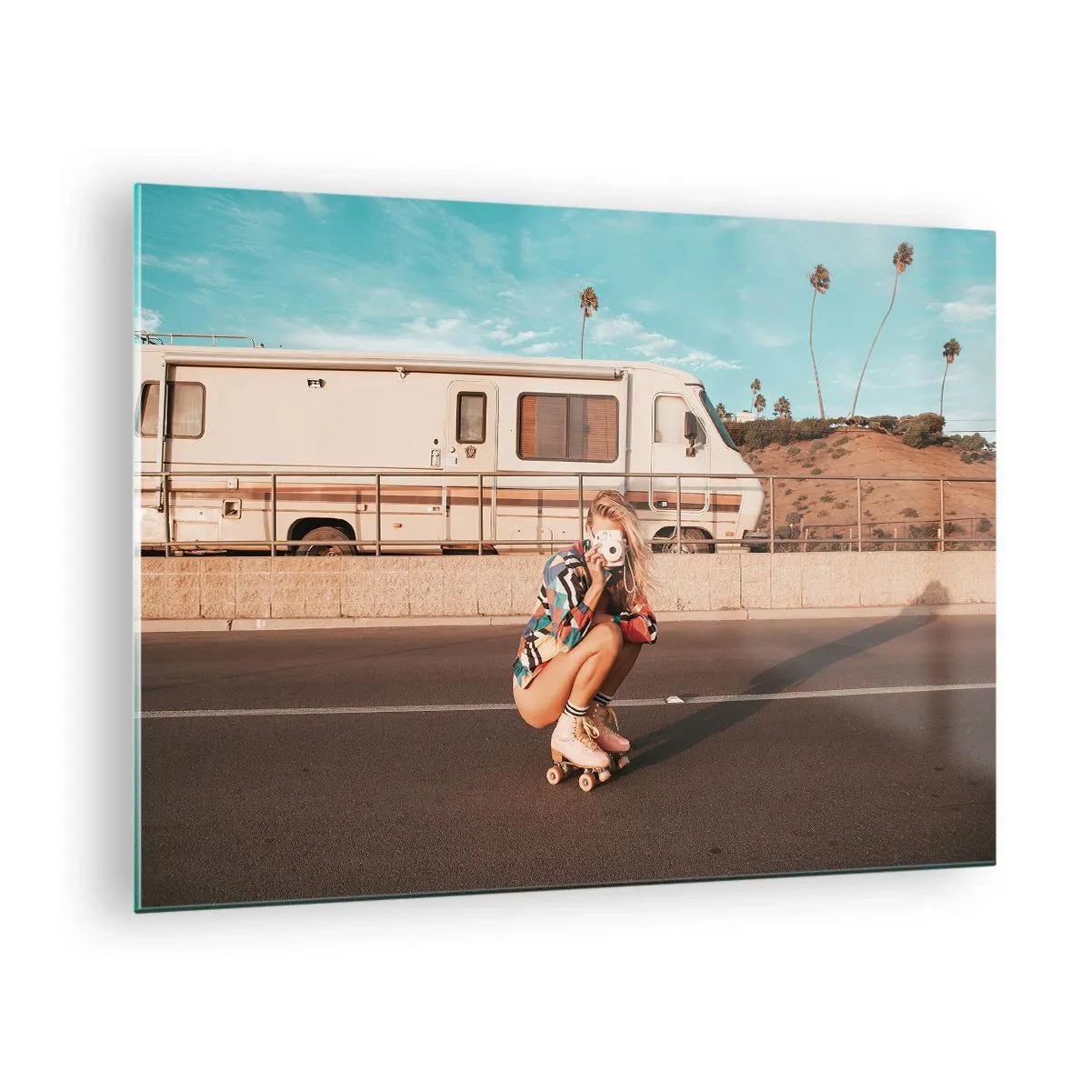 Quadro em vidro - Uma garota de patins tirando fotos sob o sol da Califórnia. - 70x50cm - Sorria, por favor! - Decoração de parede moderna para a sala de estar e quarto ARTTOR