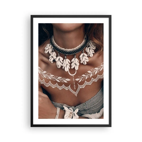 Pôster com moldura preta - Retrato de uma mulher com um colar de conchas e uma tatuagem branca - 50x70cm - Talismãs, rituais de feminilidade - Decoração de parede moderna para a sala de estar e quarto ARTTOR