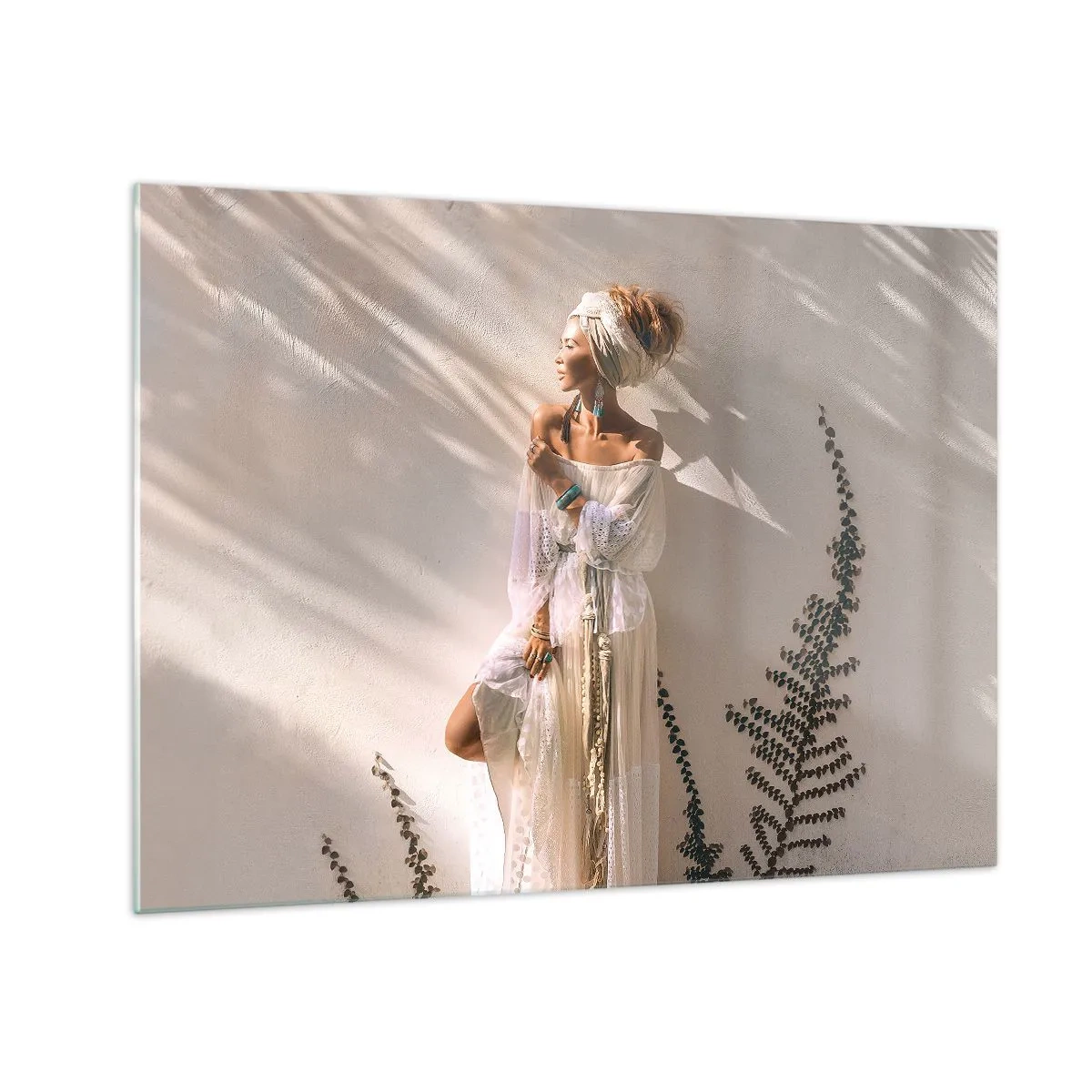 Quadro em vidro - Uma mulher em estilo boho contra o fundo de uma parede clara e sombras de plantas - 70x50cm - O sol e a garota - Decoração de parede moderna para a sala de estar e quarto ARTTOR