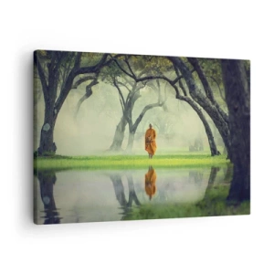 Quadro em tela - Um monge com uma túnica laranja em uma floresta com fundo de neblina e reflexo na água. - 70x50cm - A caminho da iluminação - Decoração de parede moderna para a sala de estar e quarto ARTTOR