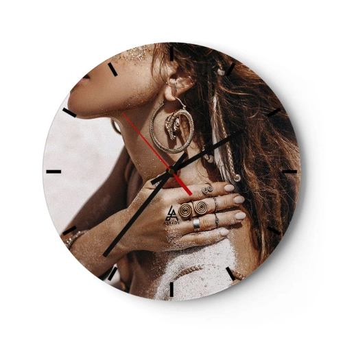 Relógio de parede - Relógio em vidro - Uma mulher com joias ornamentadas contra um fundo de areia e luz - 30x30cm - A rainha da praia selvagem - Decoração de parede moderna para a sala de estar, cozinha e quarto ARTTOR