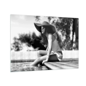 Quadro em vidro - Mulher usando chapéu sentada à beira da piscina em preto e branco - 70x50cm - Sonho de verão - Decoração de parede moderna para a sala de estar e quarto ARTTOR