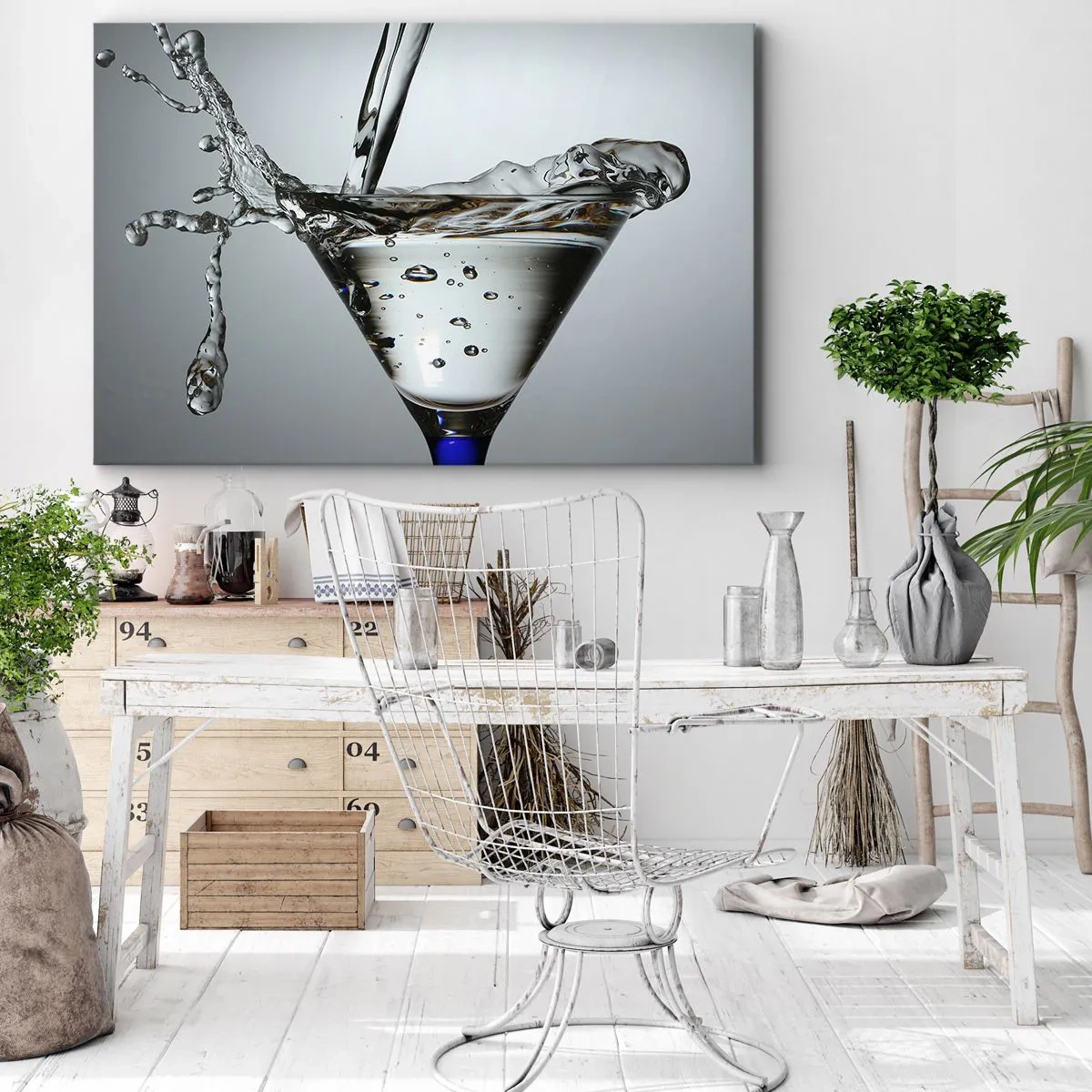 Quadro em tela - Taça de Martini com respingos dinâmicos de água sobre um fundo claro. - 70x50cm - Na borda da taça - Decoração de parede moderna para a sala de estar e quarto ARTTOR