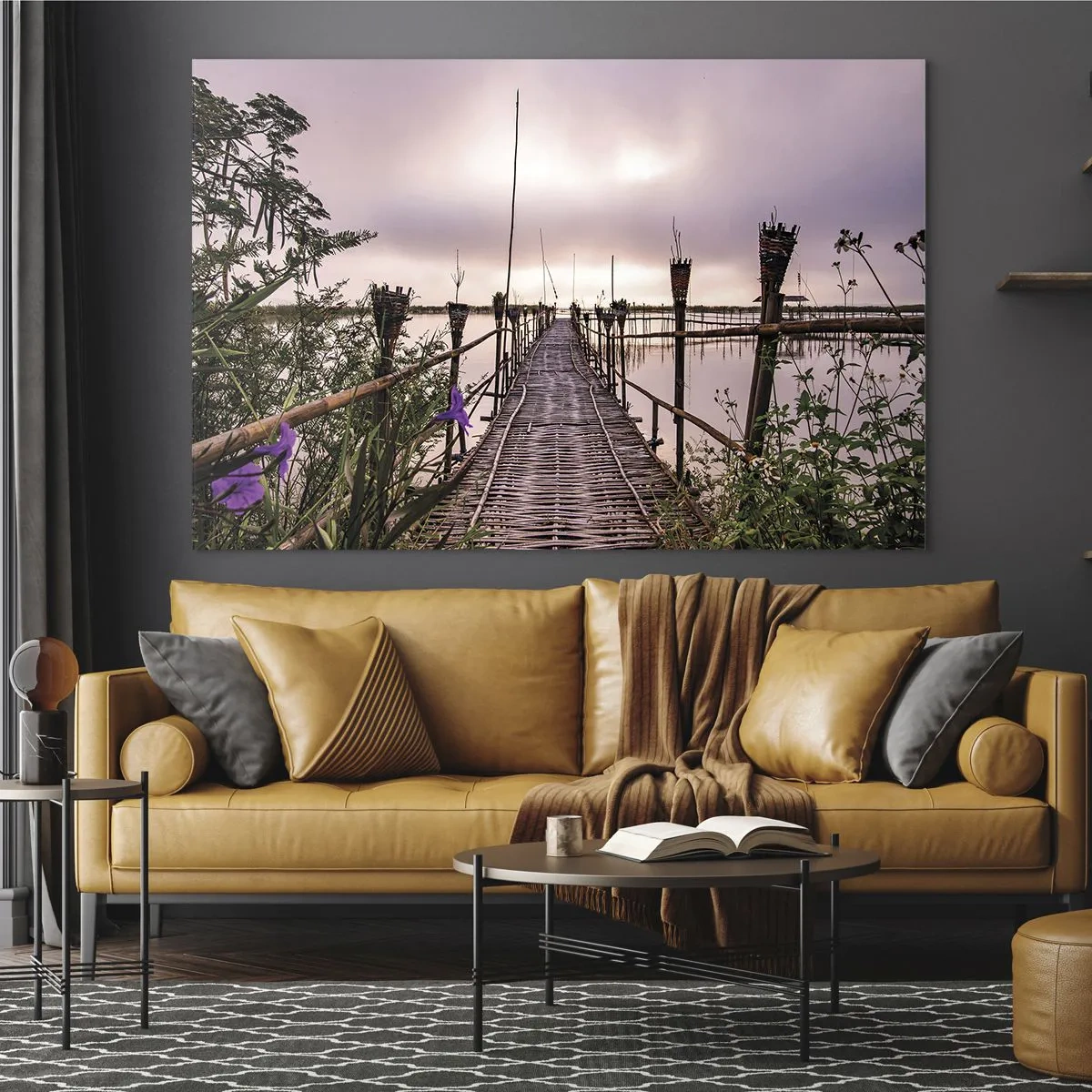 Quadro em vidro - Uma ponte de bambu que atravessa o lago, cercada por plantas e flores - 70x50cm - Paz e tranquilidade da Ásia - Decoração de parede moderna para a sala de estar e quarto ARTTOR