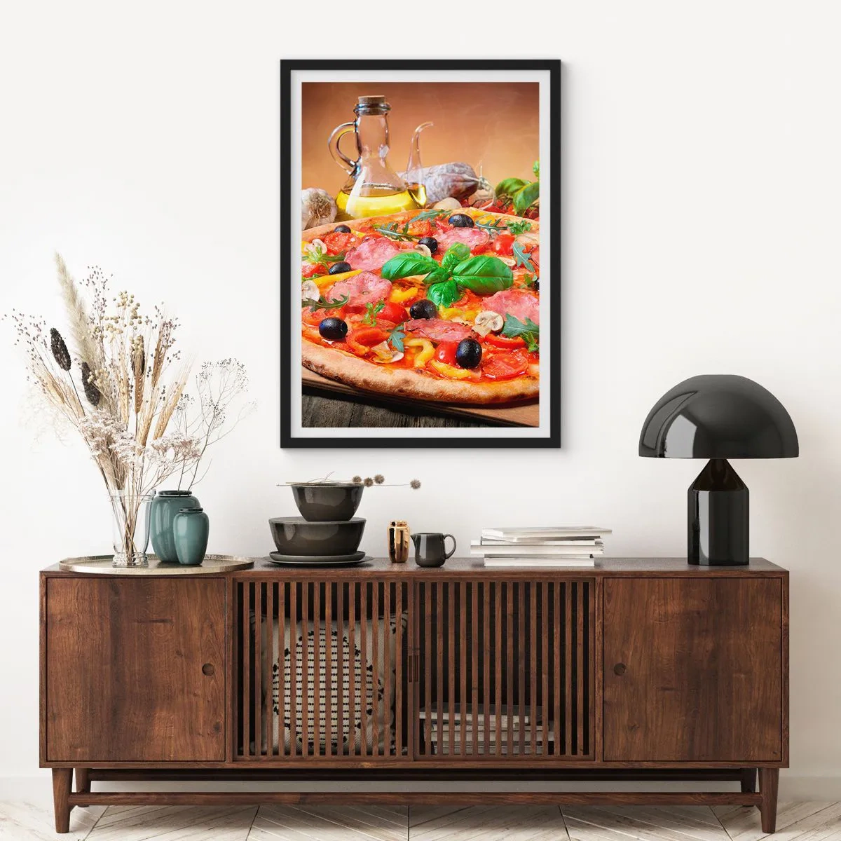 Pôster com moldura preta - Pizza apetitosa com azeitonas e ervas em uma mesa de madeira - 50x70cm - Com um sabor verdadeiramente italiano - Decoração de parede moderna para a sala de estar e quarto ARTTOR