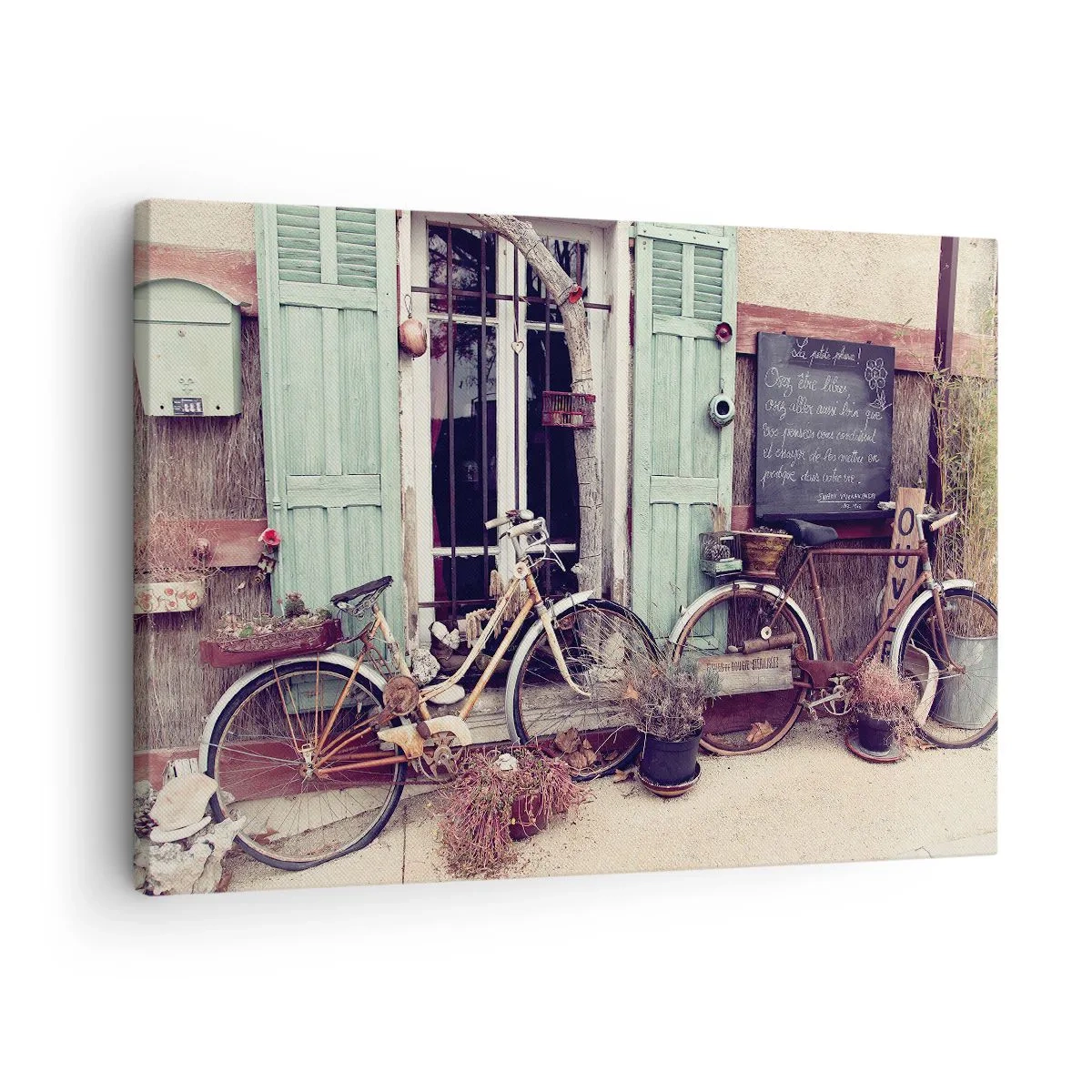 Quadro em tela - Bicicletas vintage em frente a uma porta de madeira com persianas em tons pastéis - 70x50cm - Viva a província - Decoração de parede moderna para a sala de estar e quarto ARTTOR