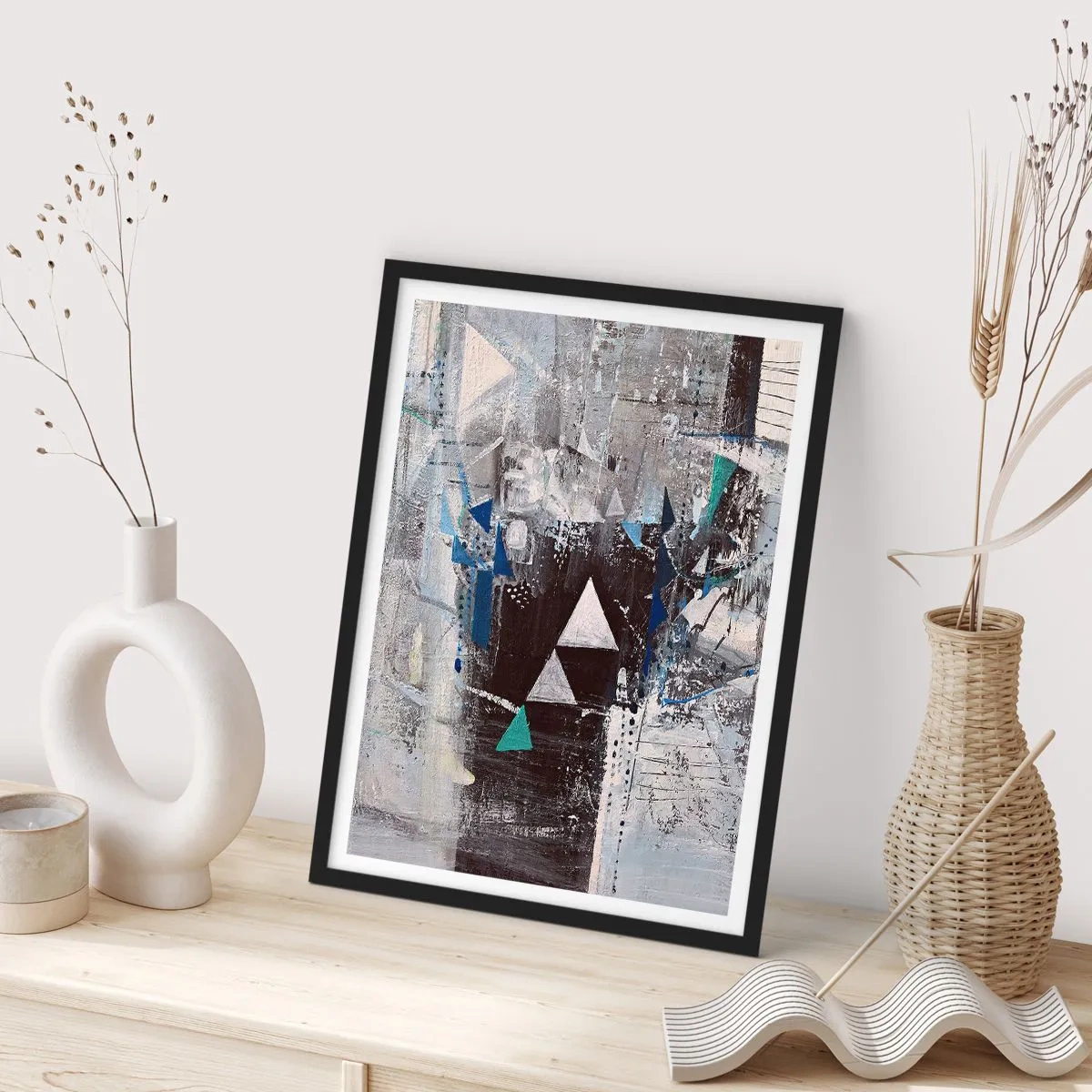 Pôster com moldura preta - Composição geométrica abstrata em tons de cinza e azul - 50x70cm - A ordem superior dos triângulos - Decoração de parede moderna para a sala de estar e quarto ARTTOR