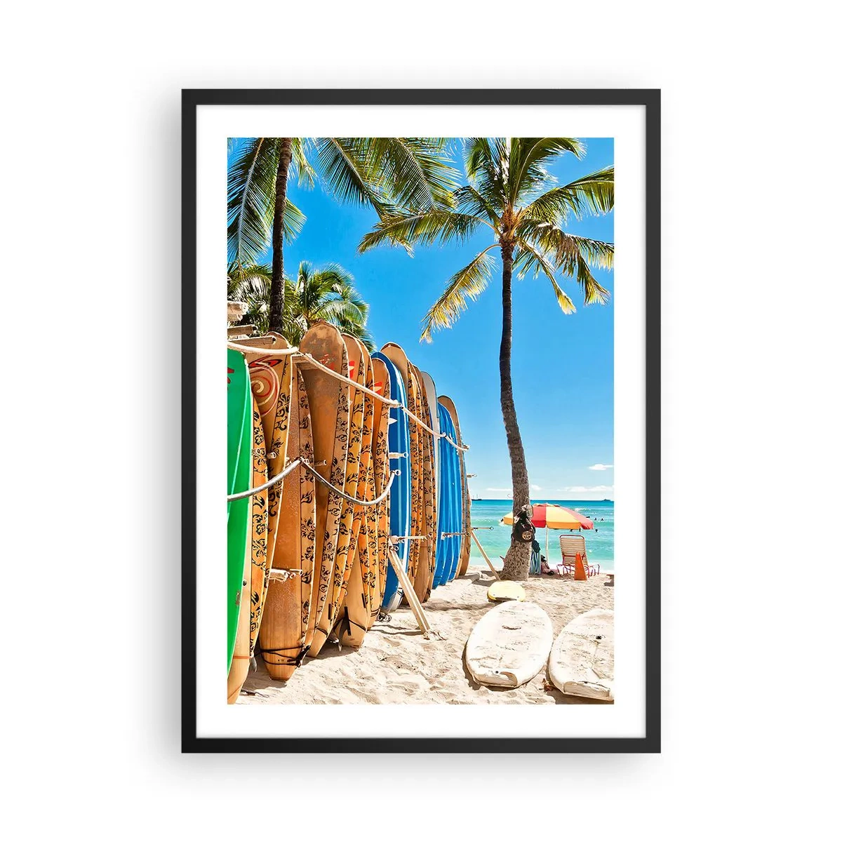 Pôster com moldura preta - Pranchas de surfe em uma praia com palmeiras e céu azul - 50x70cm - Diversão ensolarada - Decoração de parede moderna para a sala de estar e quarto ARTTOR