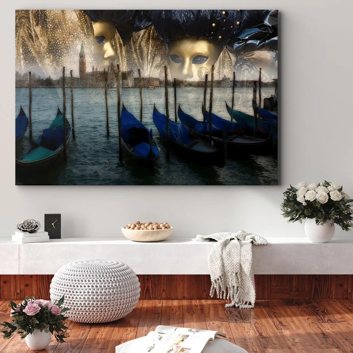 Quadro em tela - Máscaras de carnaval veneziano e gôndolas com a cidade e a água ao fundo - 70x50cm - Hora do Carnaval - Decoração de parede moderna para a sala de estar e quarto ARTTOR