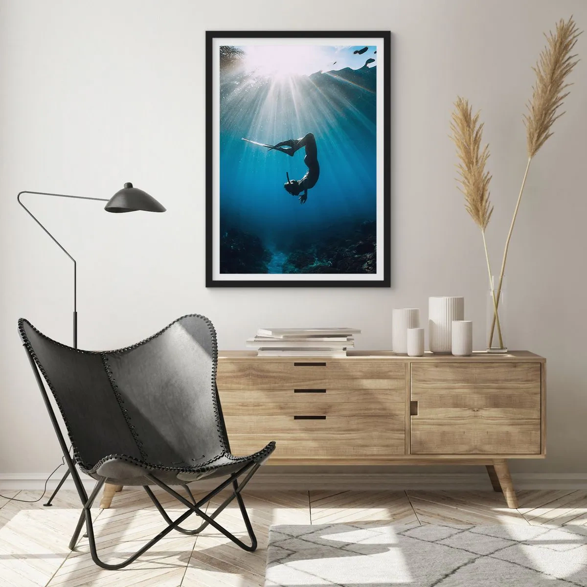 Pôster com moldura preta - Mergulhador nos raios de luz subaquáticos - 50x70cm - Dança subaquática - Decoração de parede moderna para a sala de estar e quarto ARTTOR