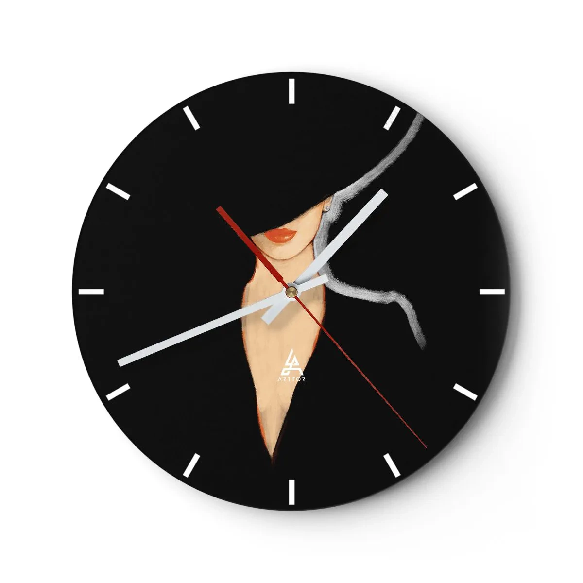 Relógio de parede - Relógio em vidro - Retrato de uma mulher com um chapéu elegante sobre um fundo preto - 30x30cm - Elegância e estilo - Decoração de parede moderna para a sala de estar, cozinha e quarto ARTTOR