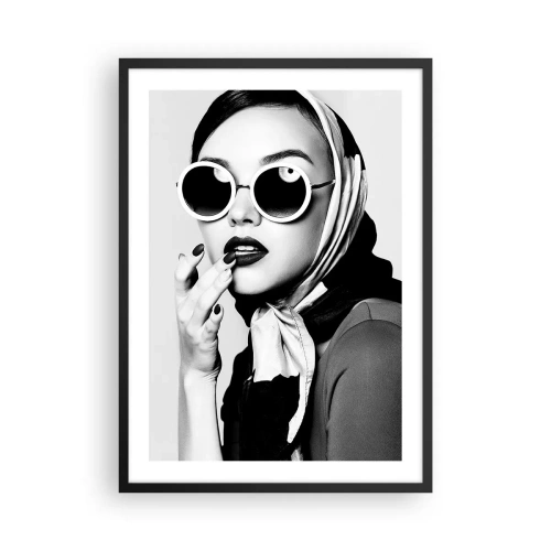 Pôster com moldura preta - Retrato de uma mulher usando óculos escuros e um lenço - 50x70cm - Saudações dos anos 60 - Decoração de parede moderna para a sala de estar e quarto ARTTOR