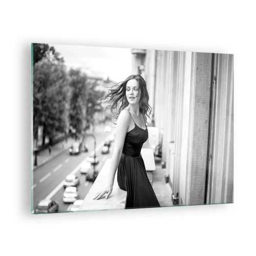 Quadro em vidro - Uma mulher de vestido preto em uma varanda em estilo parisiense - 70x50cm - Certamente uma parisiense - Decoração de parede moderna para a sala de estar e quarto ARTTOR