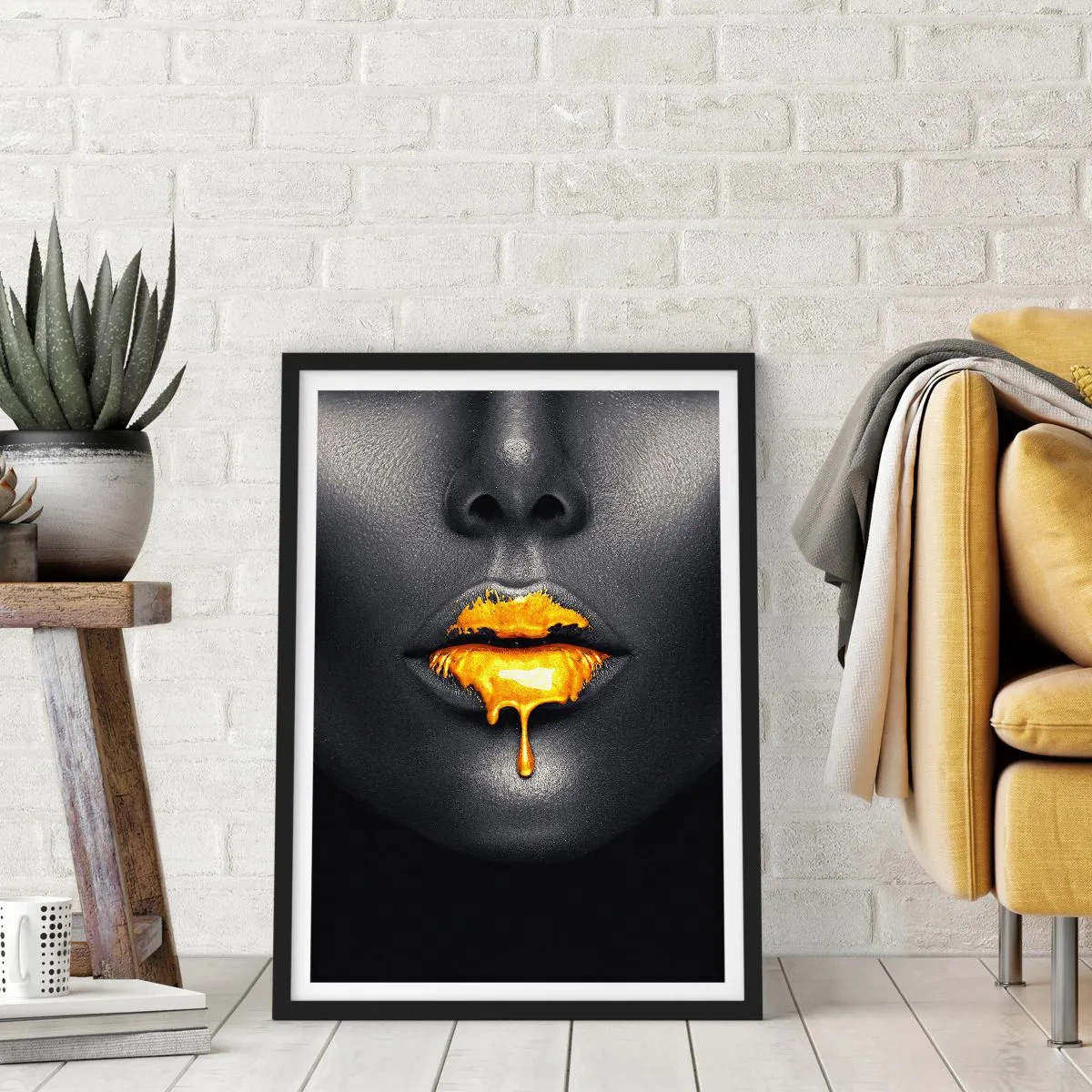 Pôster com moldura preta - Rosto de mulher negra com tinta laranja nos lábios - 50x70cm - Boca dourada - Decoração de parede moderna para a sala de estar e quarto ARTTOR