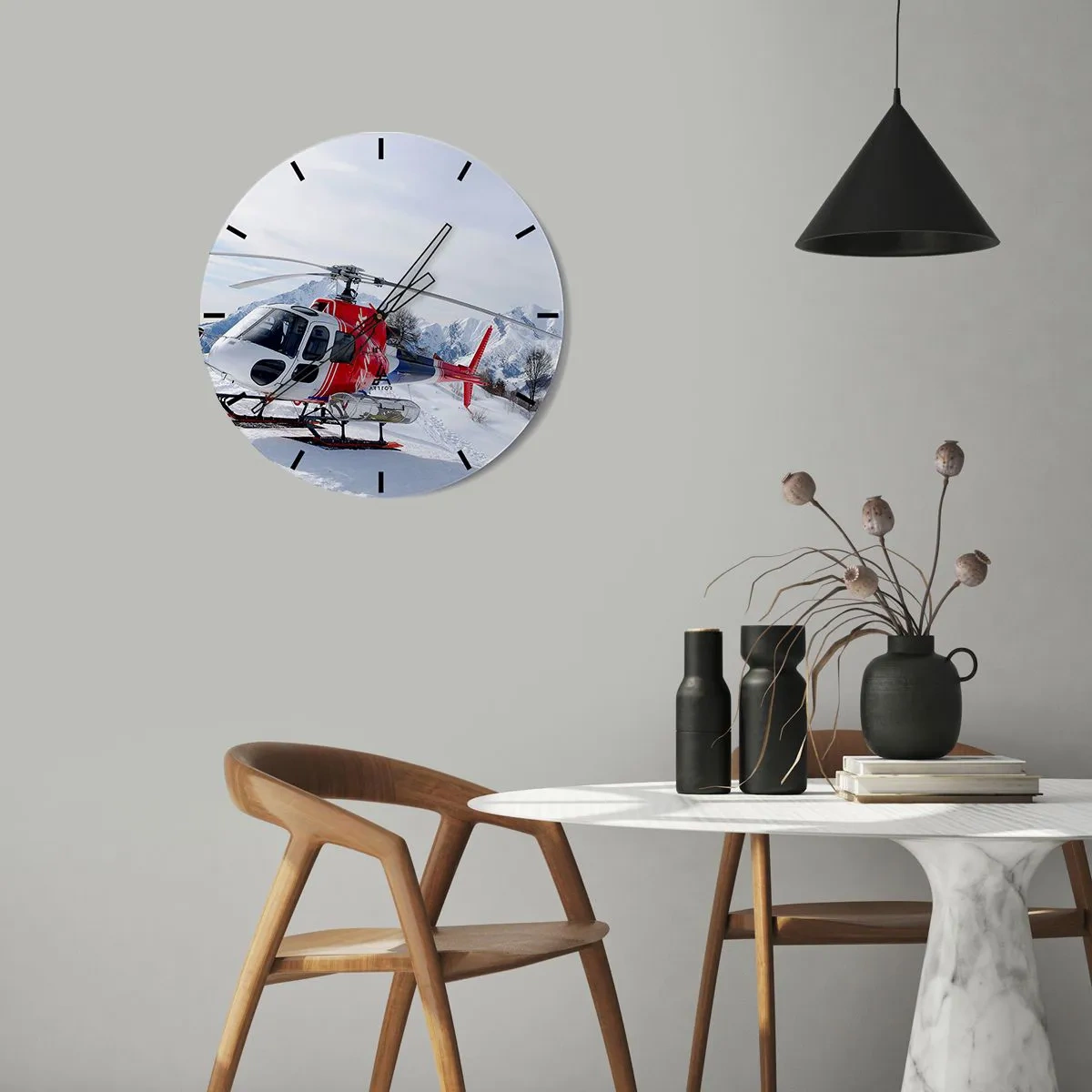 Relógio de parede - Relógio em vidro - Um helicóptero vermelho contra um fundo de montanhas e neve - 30x30cm - Sempre pronto - Decoração de parede moderna para a sala de estar, cozinha e quarto ARTTOR