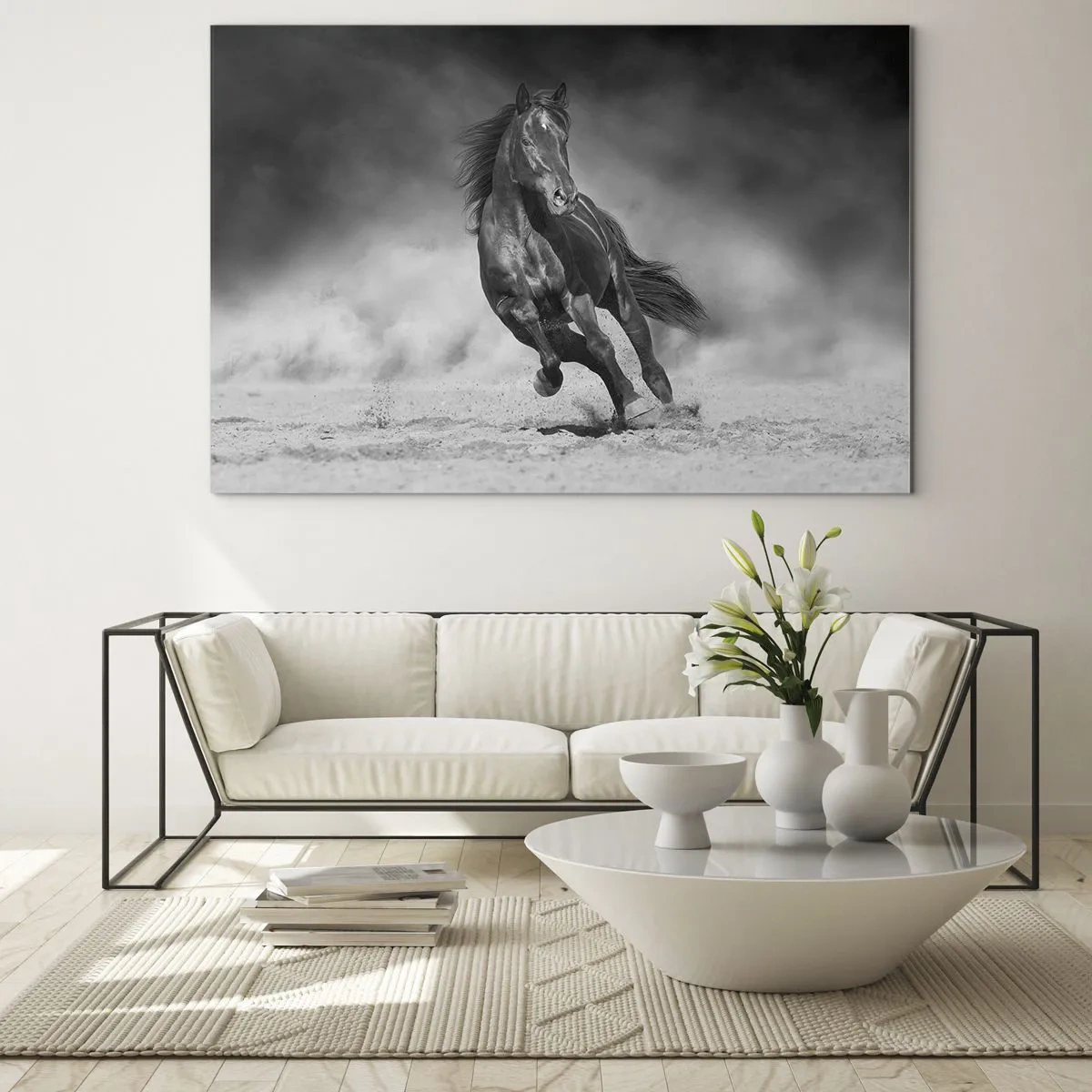 Quadro em vidro - Um cavalo preto galopando pela areia em preto e branco. - 70x50cm - Digno do próprio emir - Decoração de parede moderna para a sala de estar e quarto ARTTOR