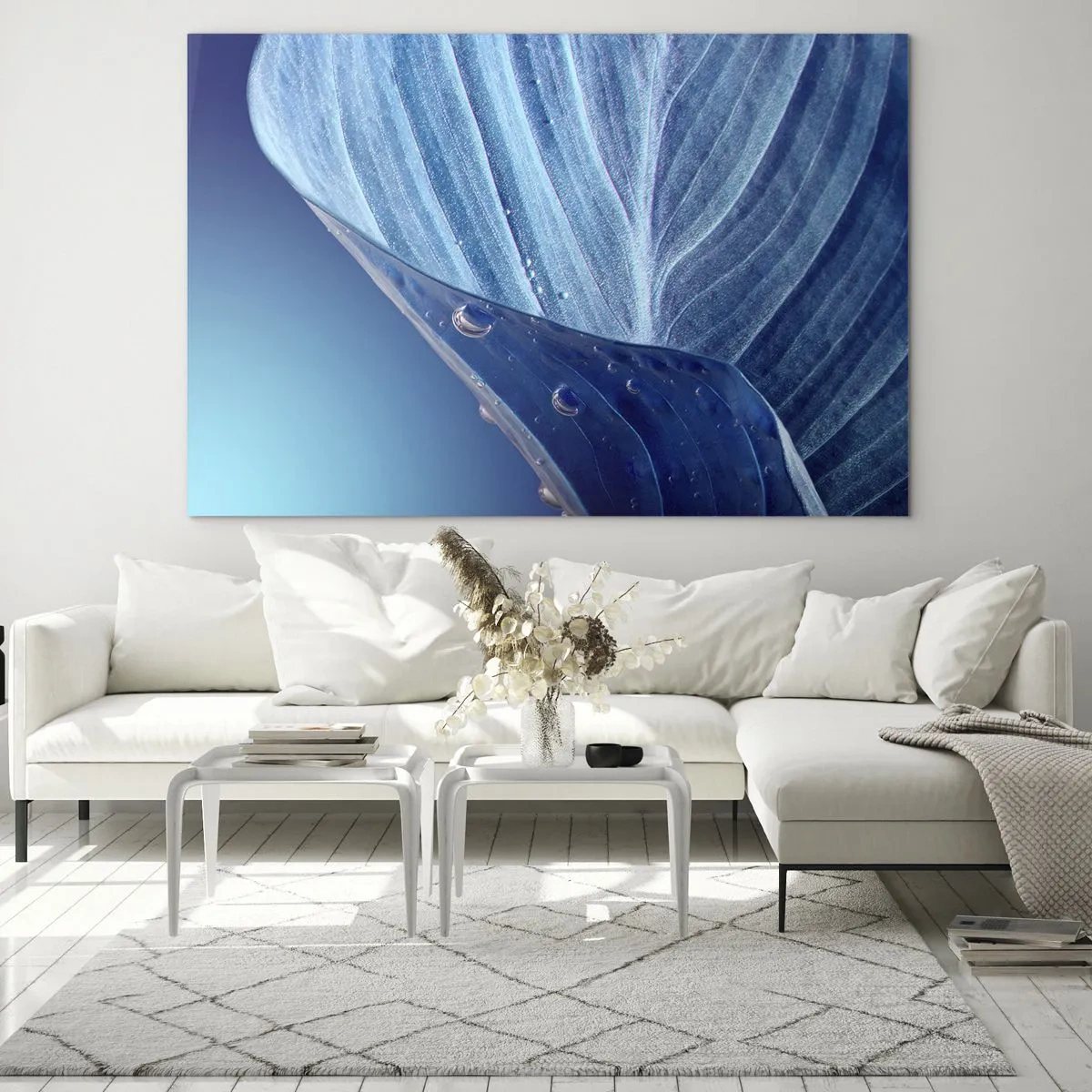 Quadro em vidro - Uma folha em tons de azul com gotas de água sobre um fundo gradiente. - 70x50cm - Gotas escondidas no azul - Decoração de parede moderna para a sala de estar e quarto ARTTOR