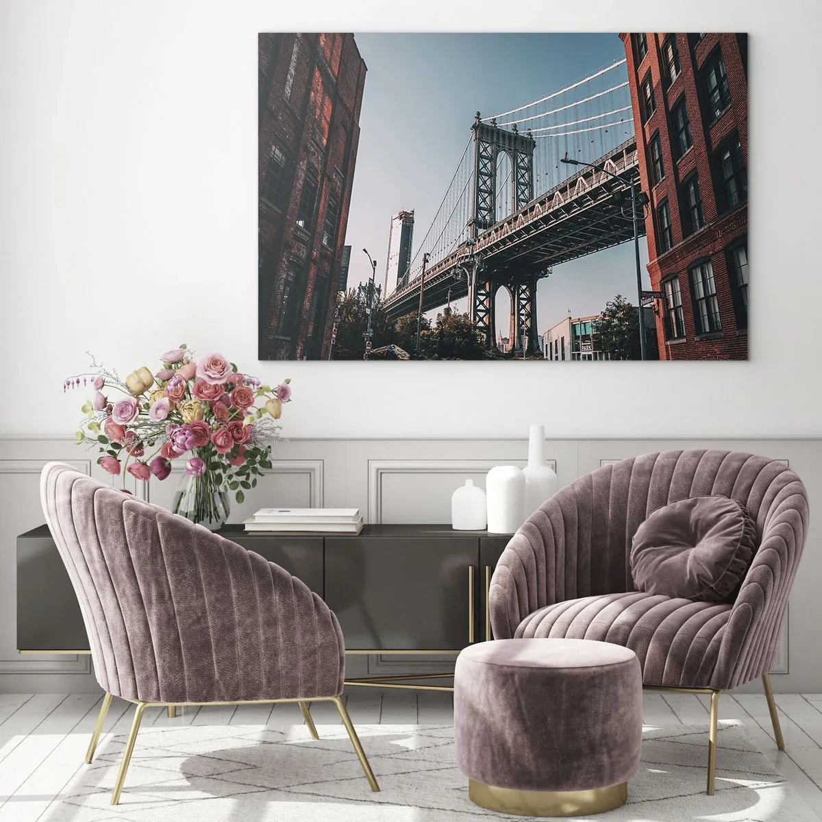 Quadro em vidro - Uma ponte suspensa entre edifícios de tijolos em um ambiente urbano - 70x50cm - Sobre as ondas da cidade - Decoração de parede moderna para a sala de estar e quarto ARTTOR