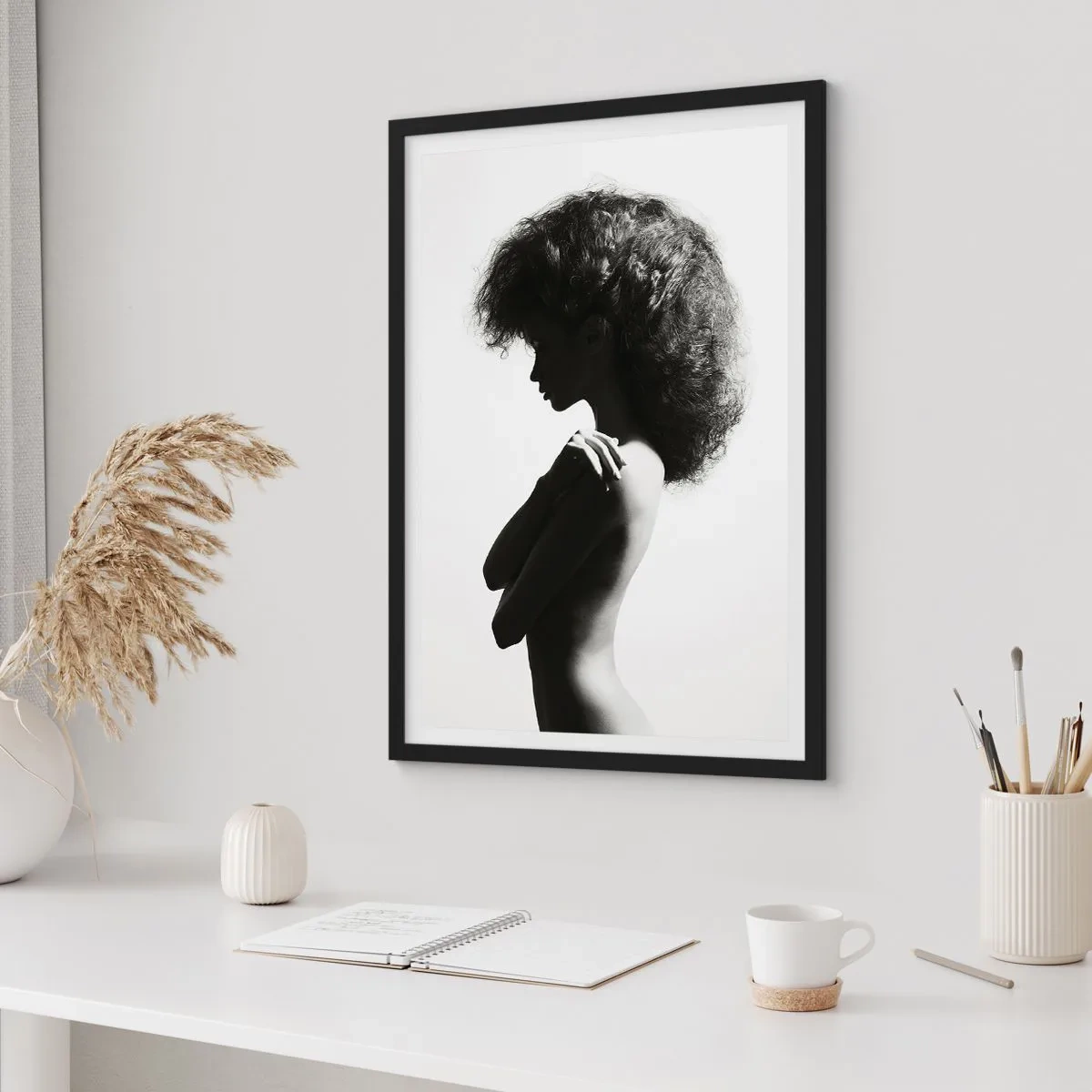 Pôster com moldura preta - Perfil de uma mulher em uma elegante fotografia em preto e branco - 50x70cm - Como uma flor em um caule fino - Decoração de parede moderna para a sala de estar e quarto ARTTOR