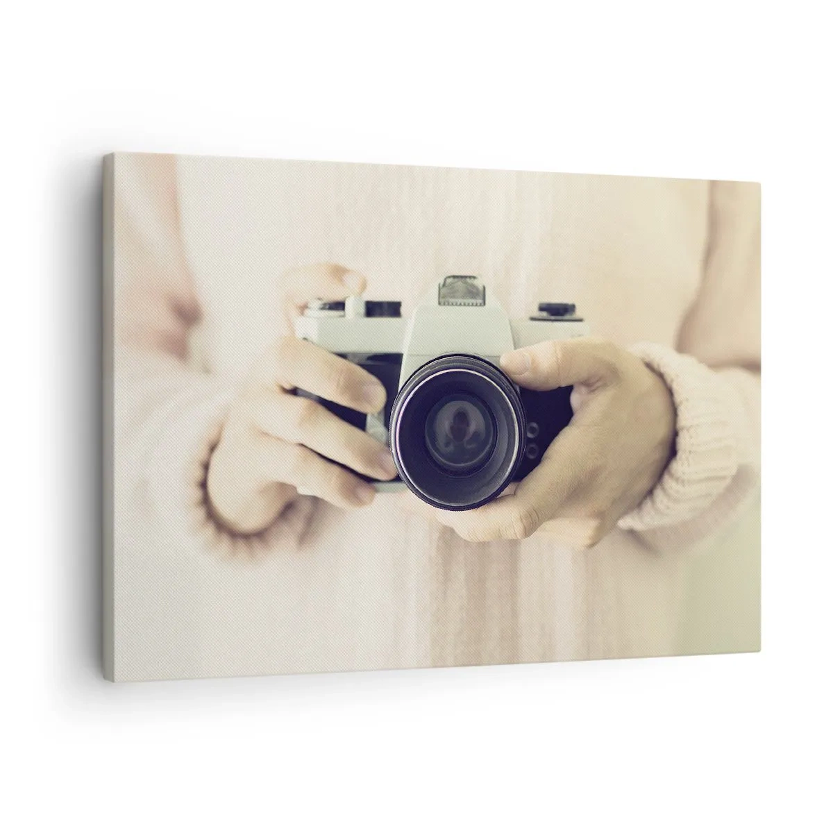Quadro em tela - Câmera retro nas mãos contra um fundo claro - 70x50cm - Para ver mais... - Decoração de parede moderna para a sala de estar e quarto ARTTOR