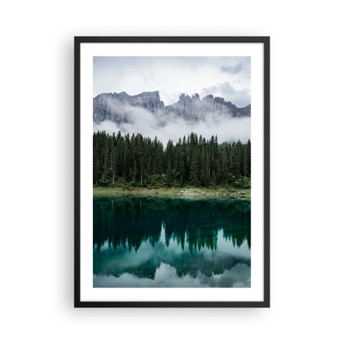 Pôster com moldura preta - Uma floresta verde perto de um lago com montanhas ao fundo cercadas por neblina - 50x70cm - Calma, silêncio, não vamos acordar a água... - Decoração de parede moderna para a sala de estar e quarto ARTTOR