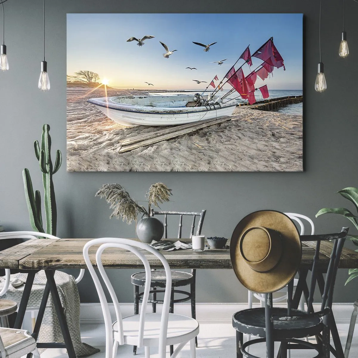 Quadro em tela - Um barco na praia ao amanhecer com gaivotas e bandeiras vermelhas - 70x50cm - Um merecido descanso - Decoração de parede moderna para a sala de estar e quarto ARTTOR