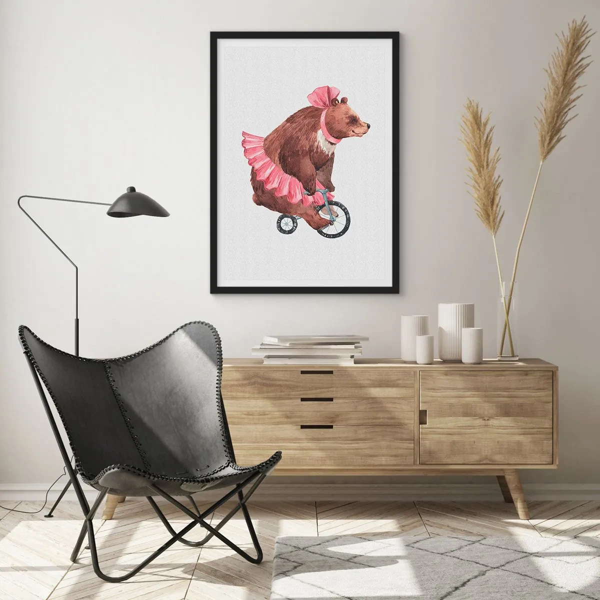 Pôster com moldura preta - Ilustração em aquarela de um urso de saia rosa andando de bicicleta. - 50x70cm - Que circo! - Decoração de parede moderna para a sala de estar e quarto ARTTOR
