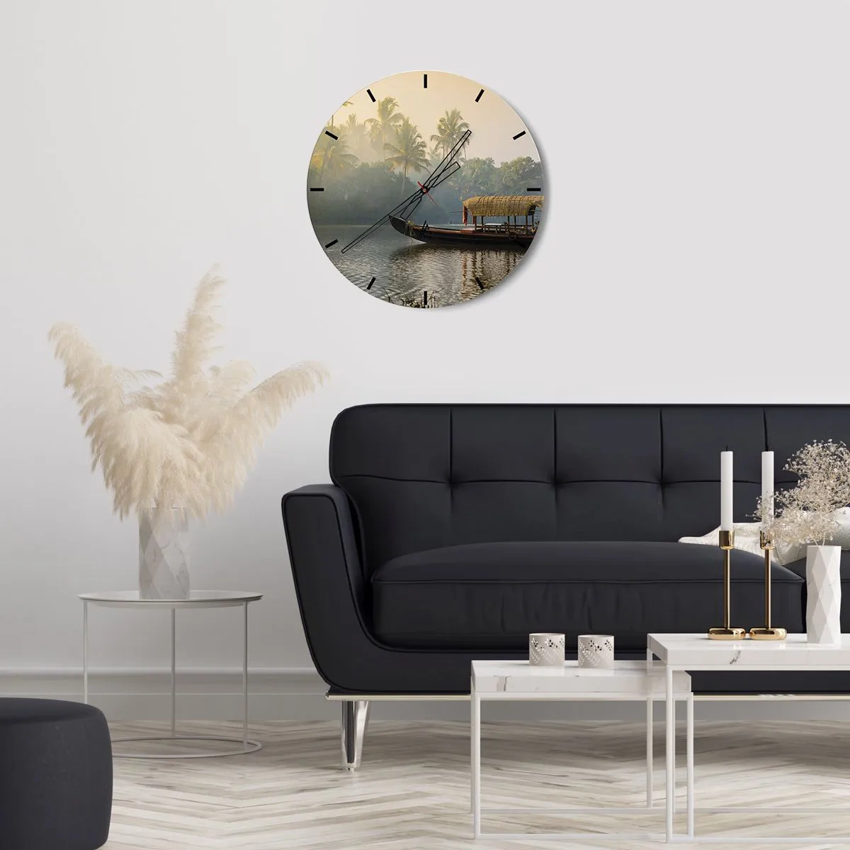 Relógio de parede - Relógio em vidro - Um barco tradicional flutua em um rio calmo entre palmeiras. - 30x30cm - Casa no rio - Decoração de parede moderna para a sala de estar, cozinha e quarto ARTTOR