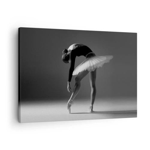 Quadro em tela - Uma bailarina em uma pose elegante contra um fundo preto e branco - 70x50cm - Bella balerina - Decoração de parede moderna para a sala de estar e quarto ARTTOR