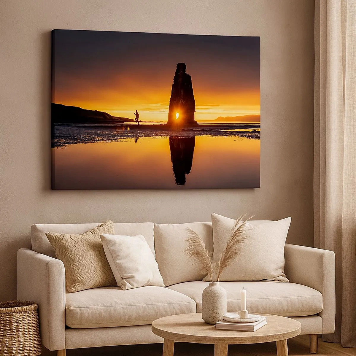 Quadro em tela - Pessoa correndo na praia ao pôr do sol com formação rochosa - 70x50cm - Só você e a natureza - Decoração de parede moderna para a sala de estar e quarto ARTTOR