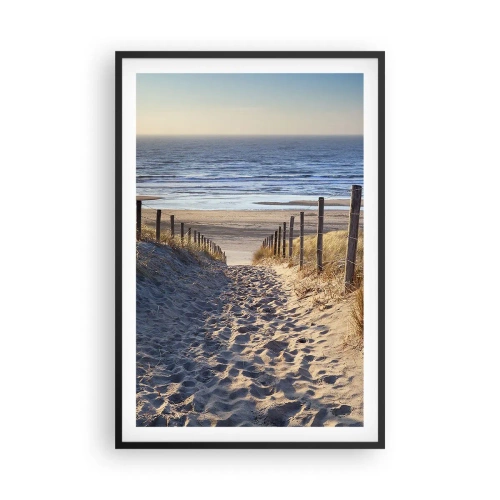 Pôster com moldura preta - O som do mar, o canto dos pássaros, a praia selvagem entre a relva... - 61x91 cm