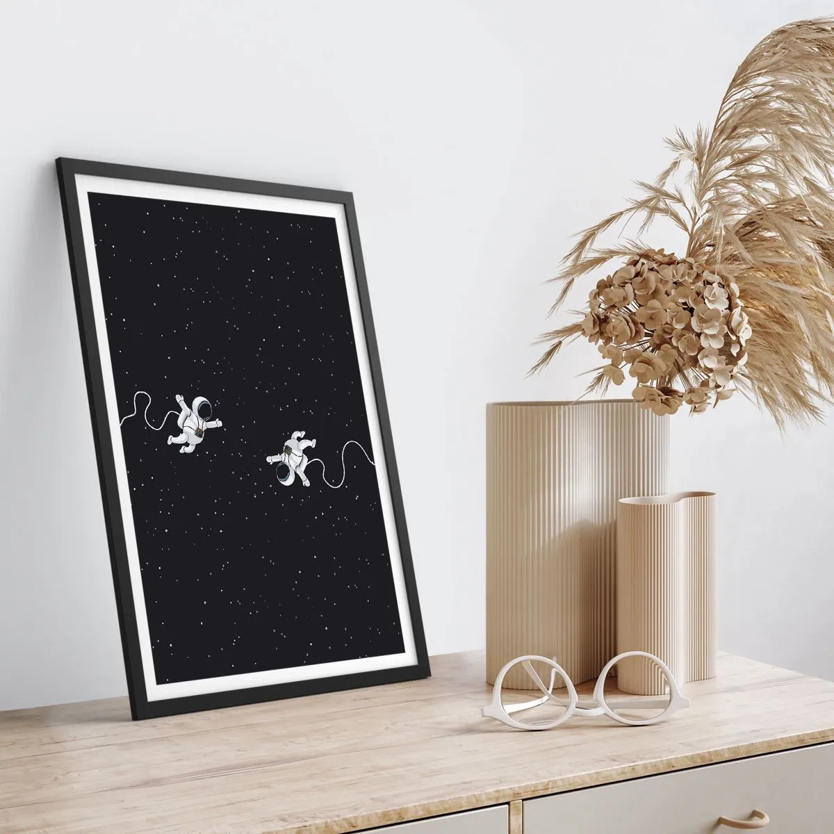 Pôster com moldura preta - Dois astronautas flutuando no espaço - 50x70cm - Emaranhado Cósmico - Decoração de parede moderna para a sala de estar e quarto ARTTOR