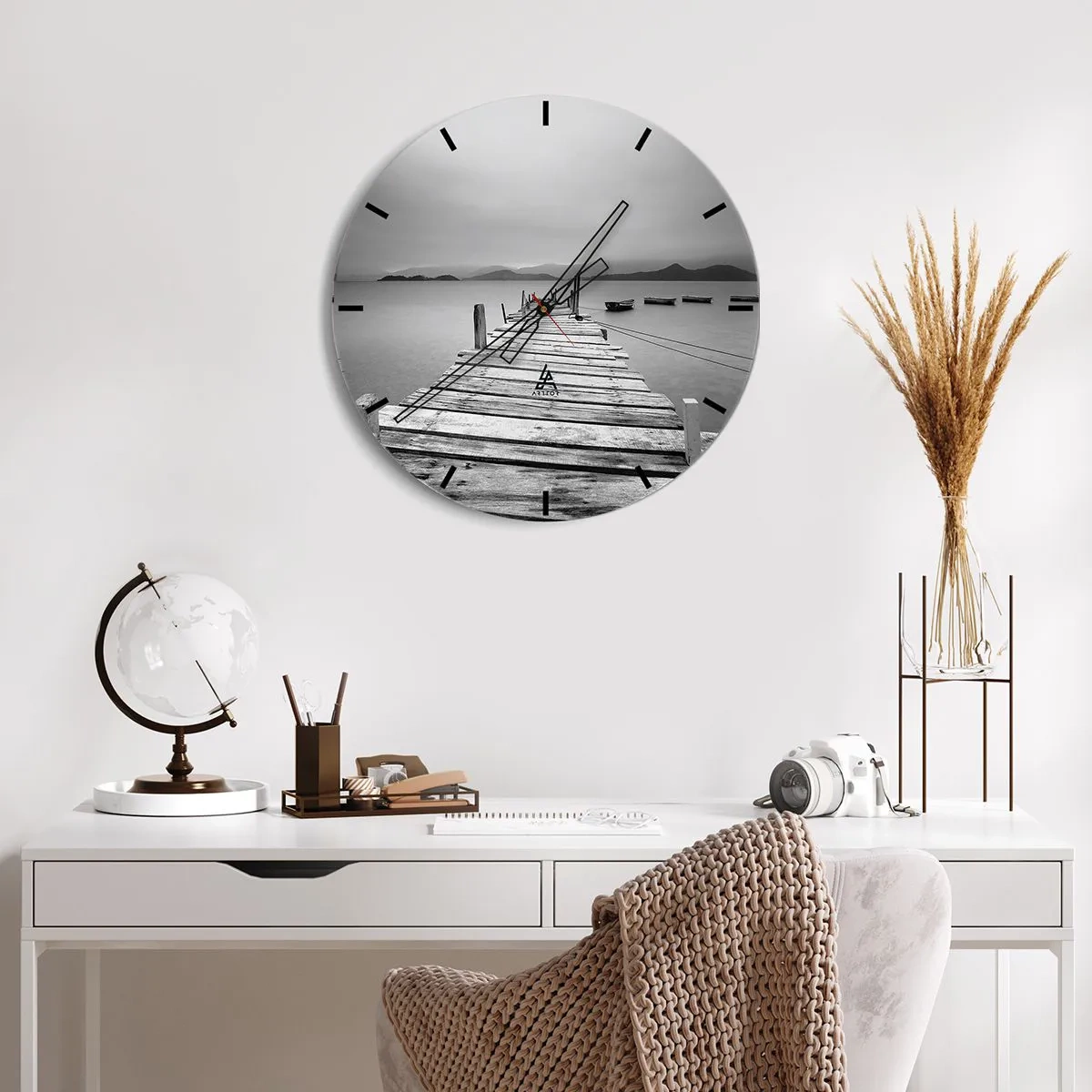 Relógio de parede - Relógio em vidro - Um cais de madeira sobre um lago calmo com montanhas ao fundo - 30x30cm - Além das montanhas, além dos mares - Decoração de parede moderna para a sala de estar, cozinha e quarto ARTTOR
